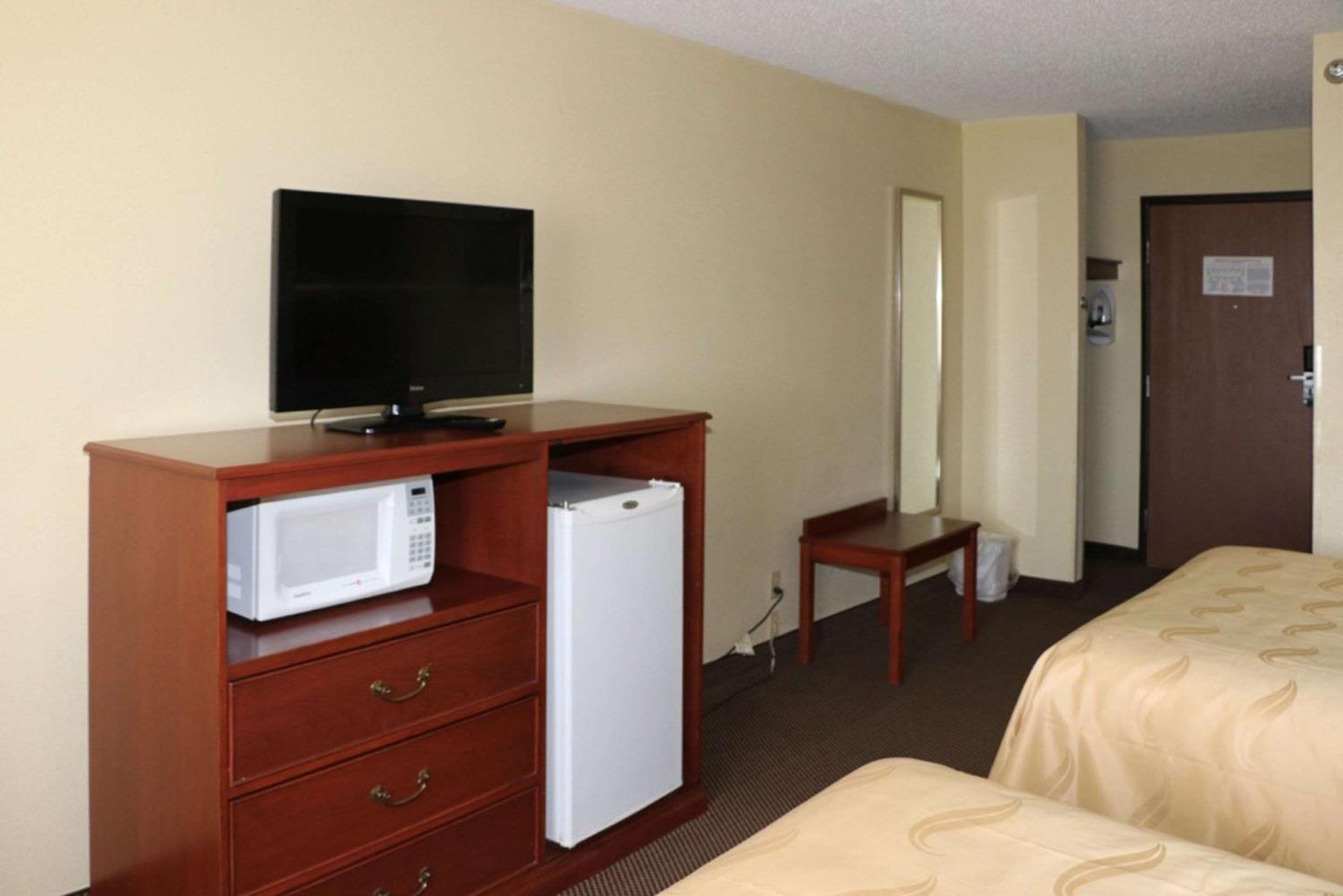 Queen Room with Two Queen Beds - Non-Smoking - Photo 1