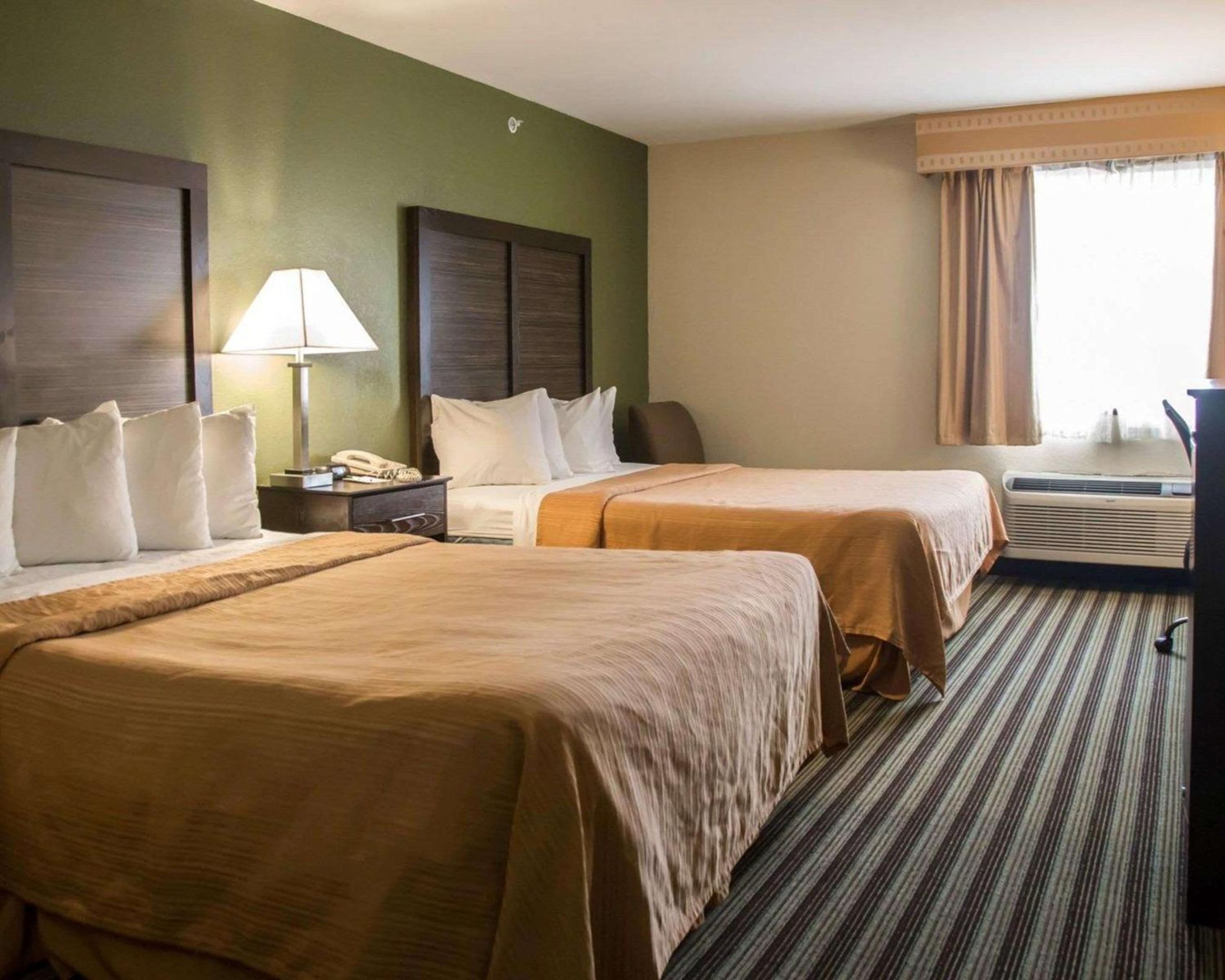Queen Room with Two Queen Beds - Photo 4