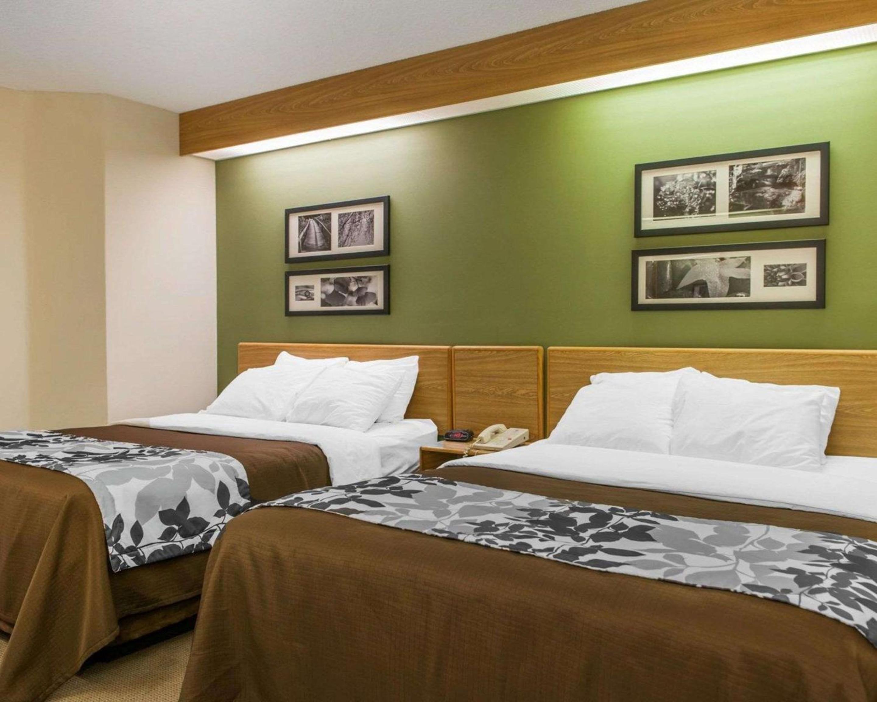 Queen Room with Two Queen Beds - Non-Smoking - Photo 1