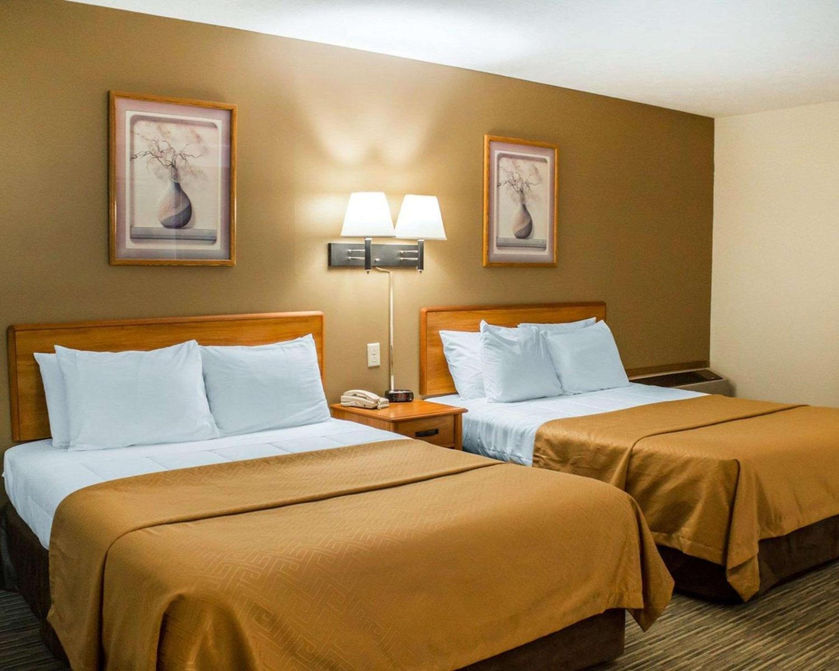 Queen Room with Two Queen Beds - Non-Smoking - Photo 2