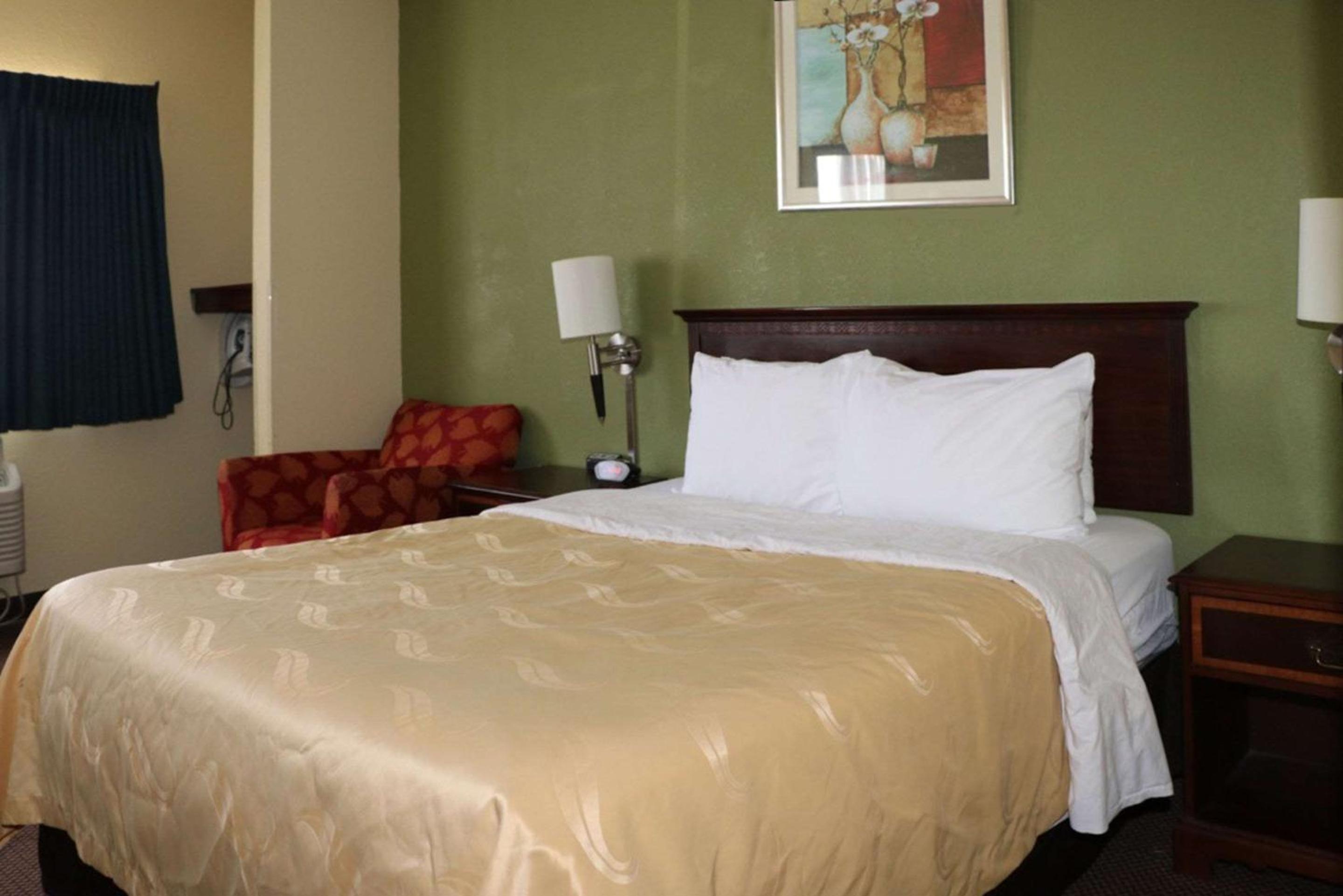 King Room - Non-Smoking - Photo 1