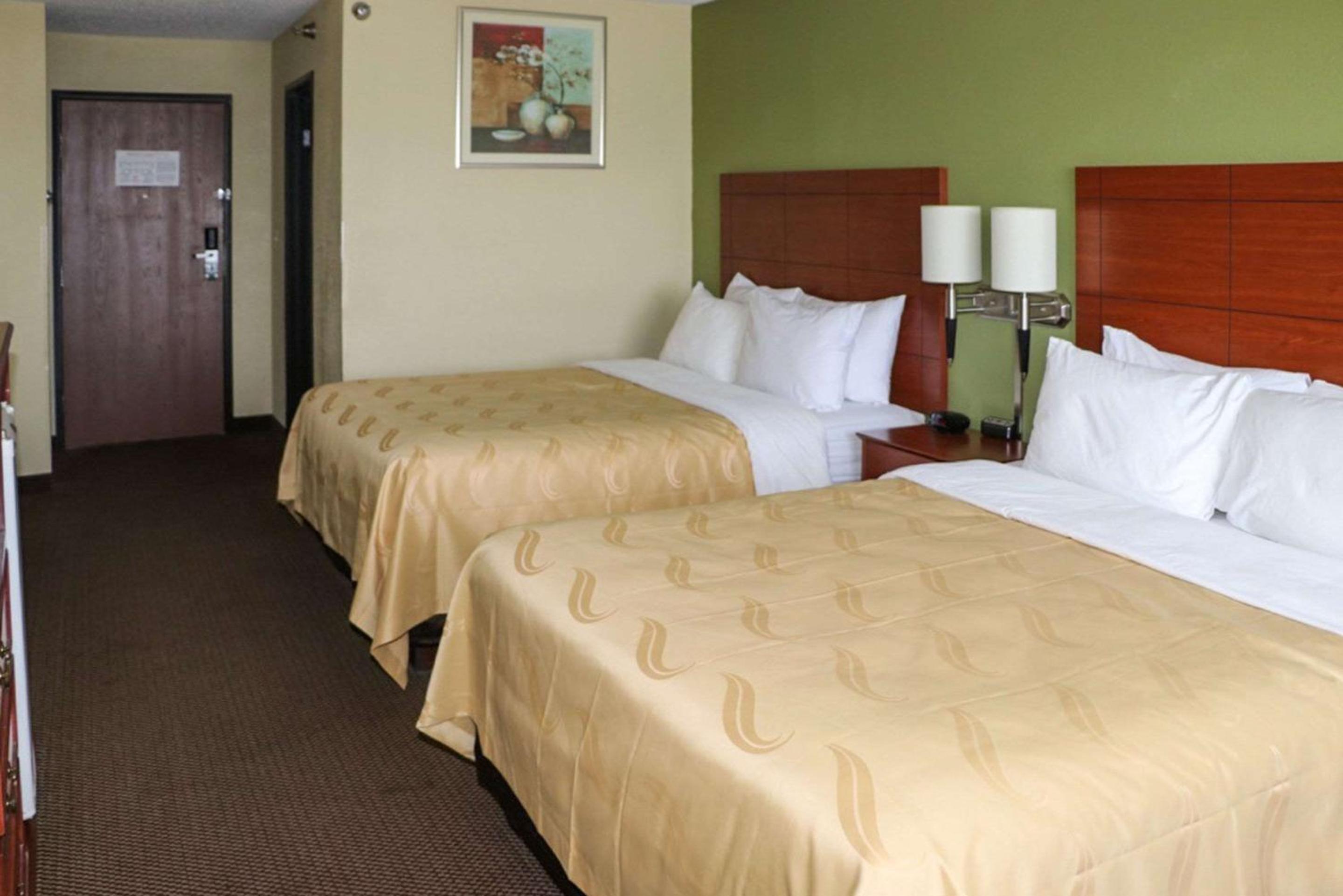 Queen Room with Two Queen Beds - Non-Smoking - Photo 2