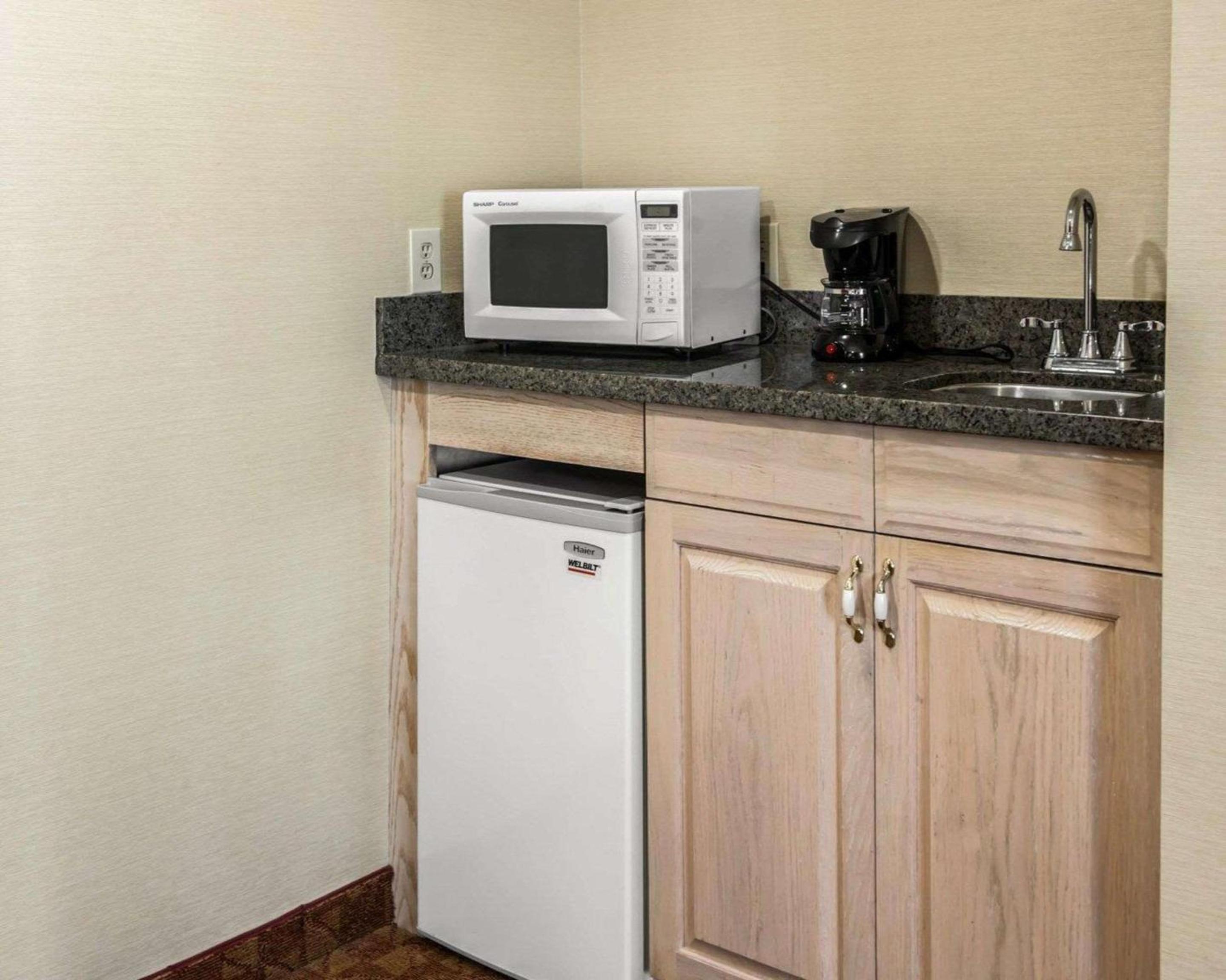 King Suite - Accessible/Non-Smoking - Photo 5