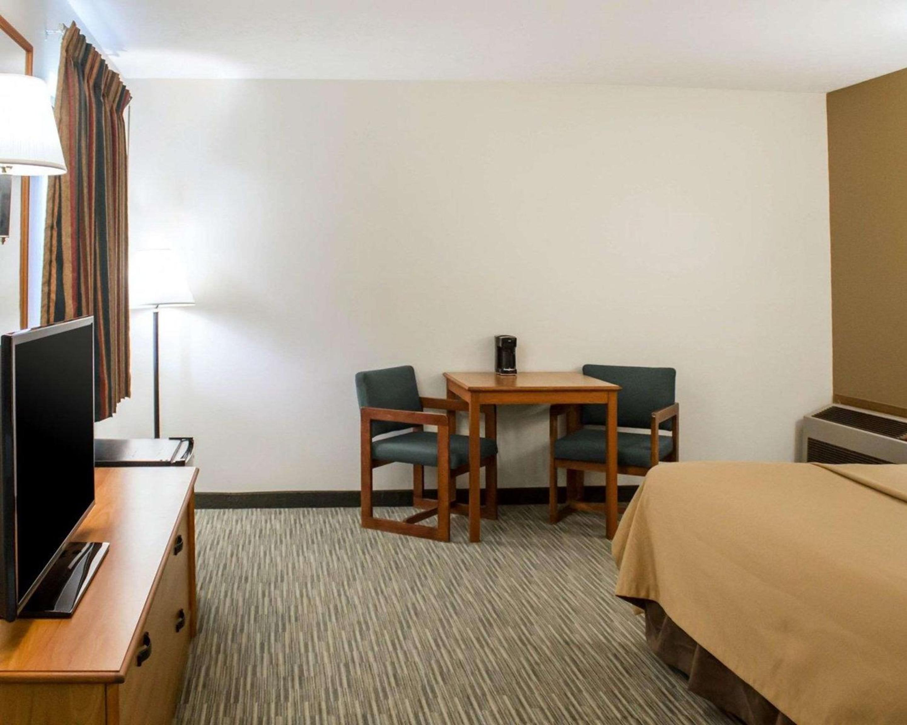 King Room - Non-Smoking - Photo 1