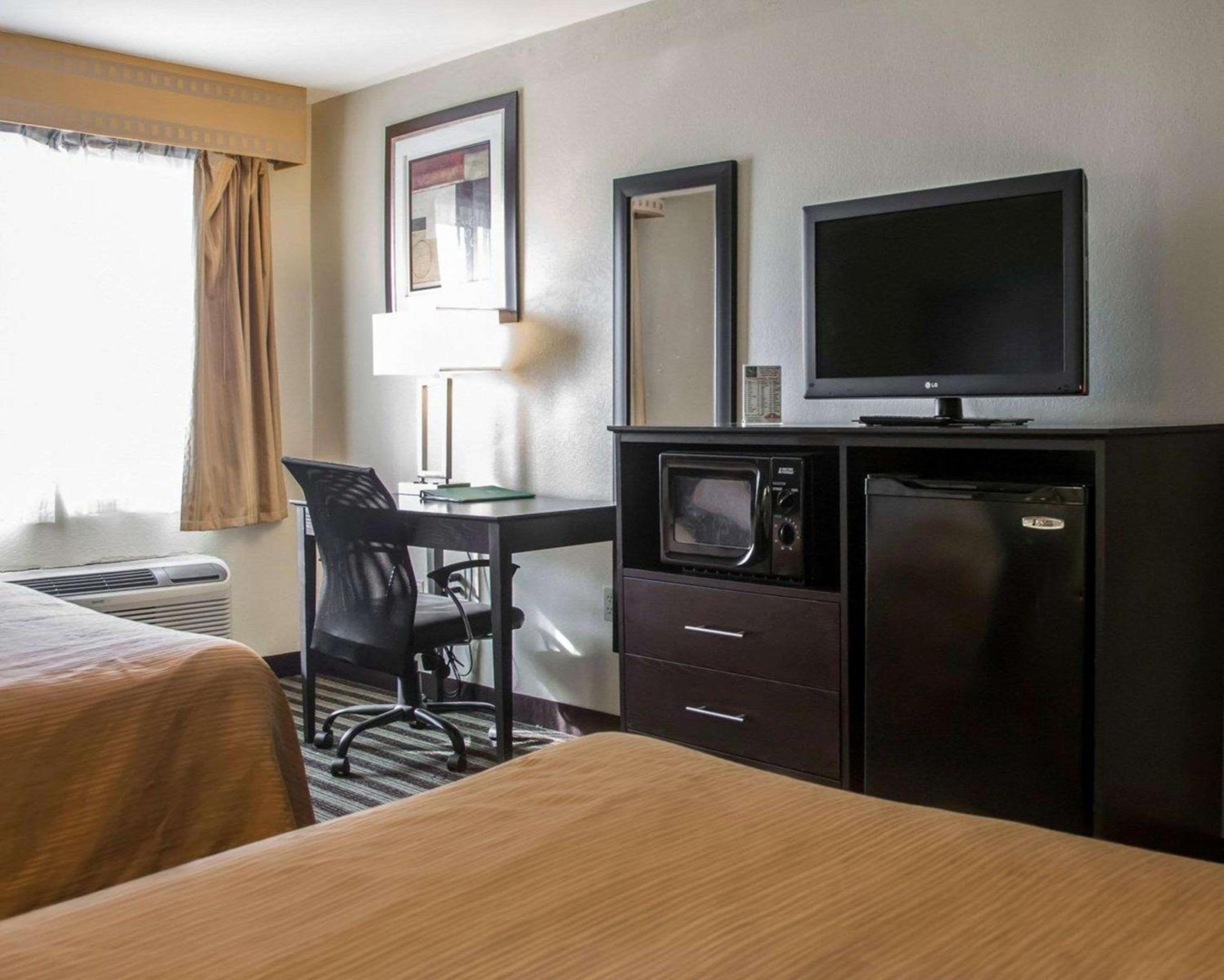 Queen Room with Two Queen Beds - Photo 3