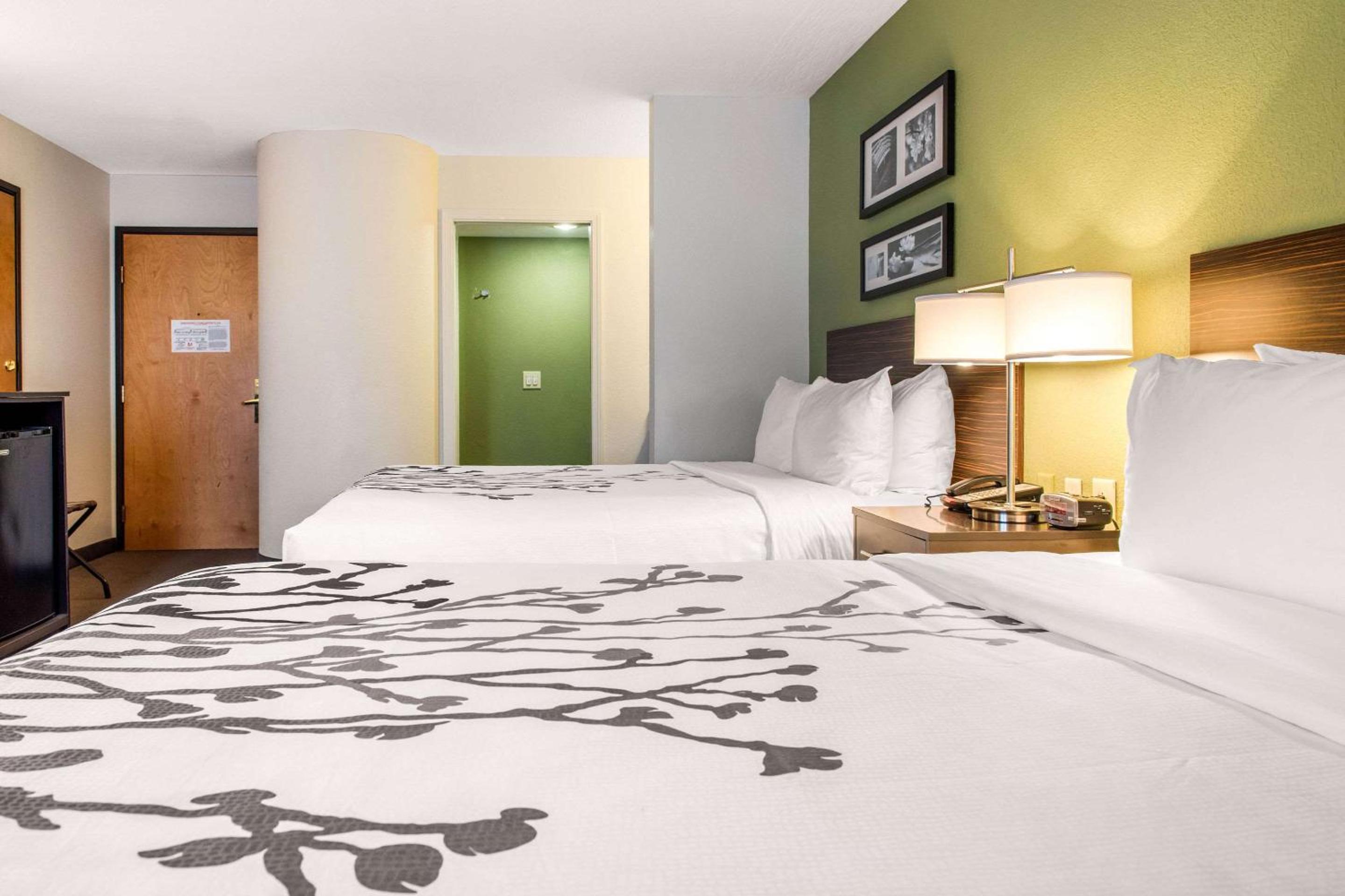 Queen Room with Two Queen Beds - Non-Smoking - Photo 1