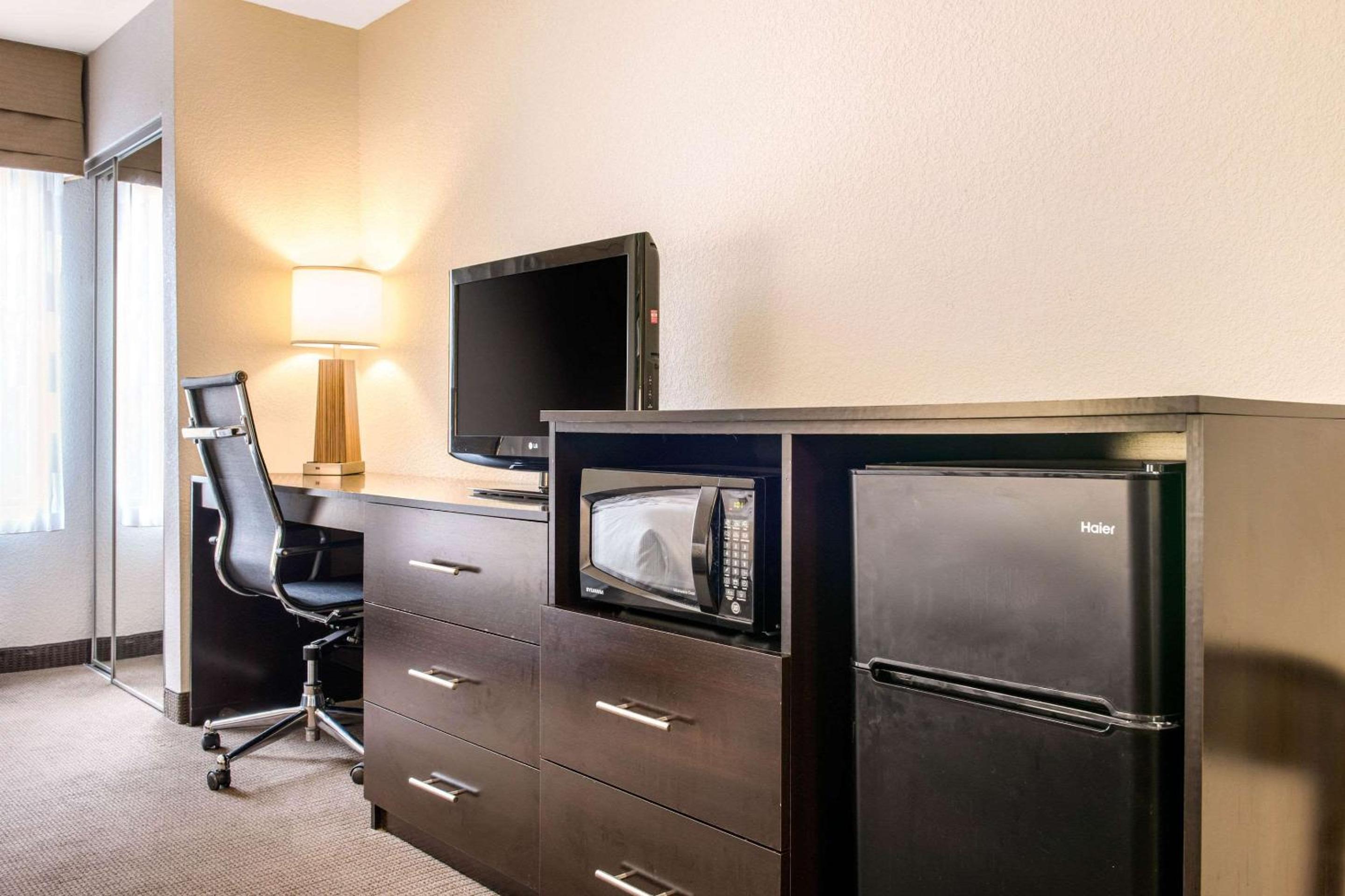 Queen Suite with Sofa Bed - Non-Smoking - Photo 1
