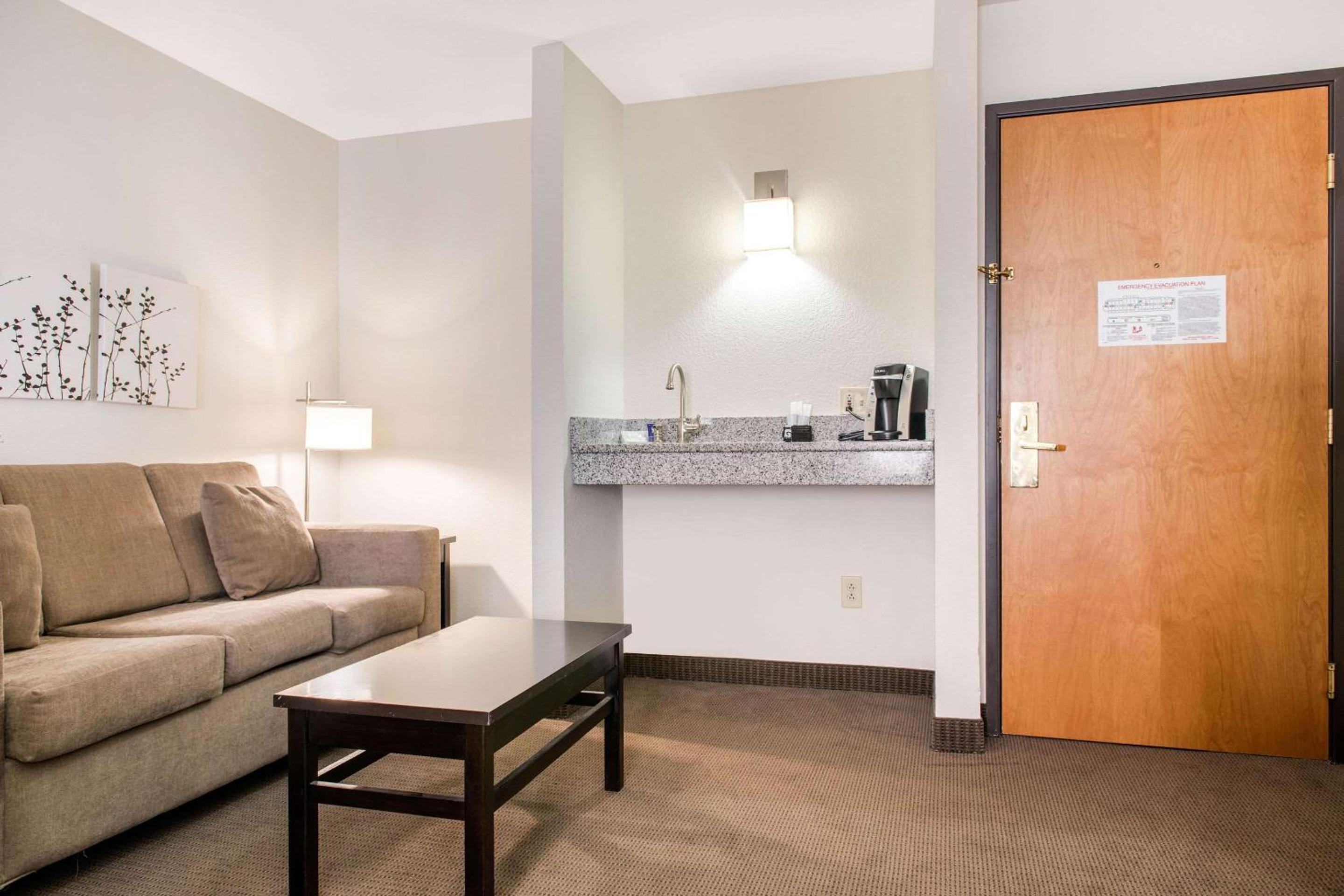King Suite with Whirlpool and Sofa Bed - Non-Smoking - Photo 2
