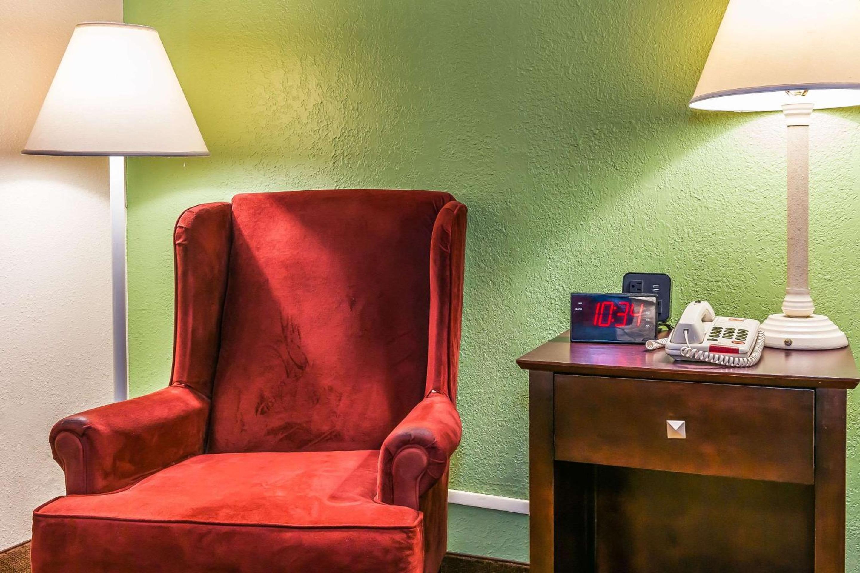 Queen Room - Non-Smoking photo 2