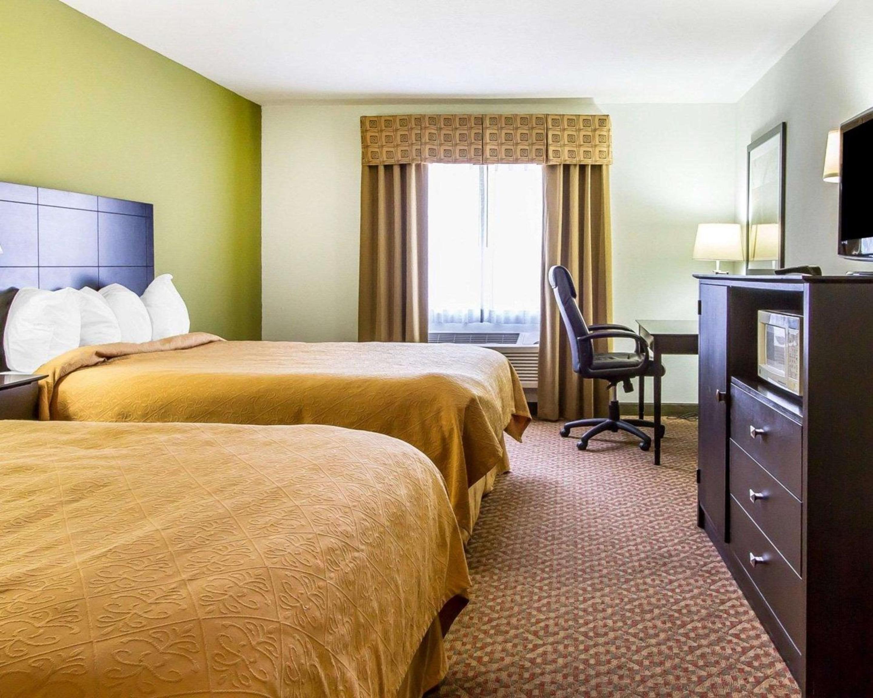 Queen Room with Two Queen Beds - Non-Smoking - Photo 2