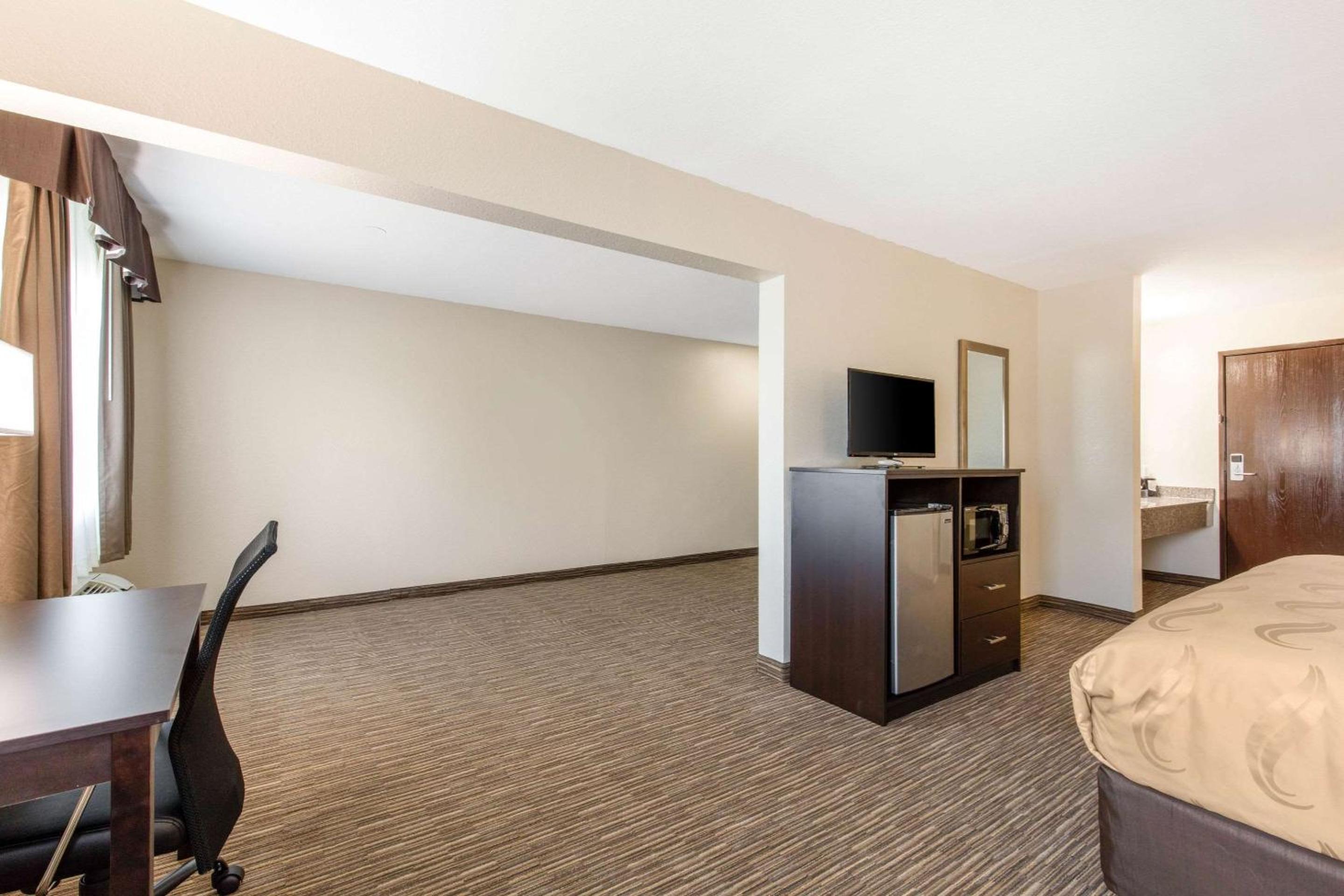 King Suite - Non-Smoking photo 3