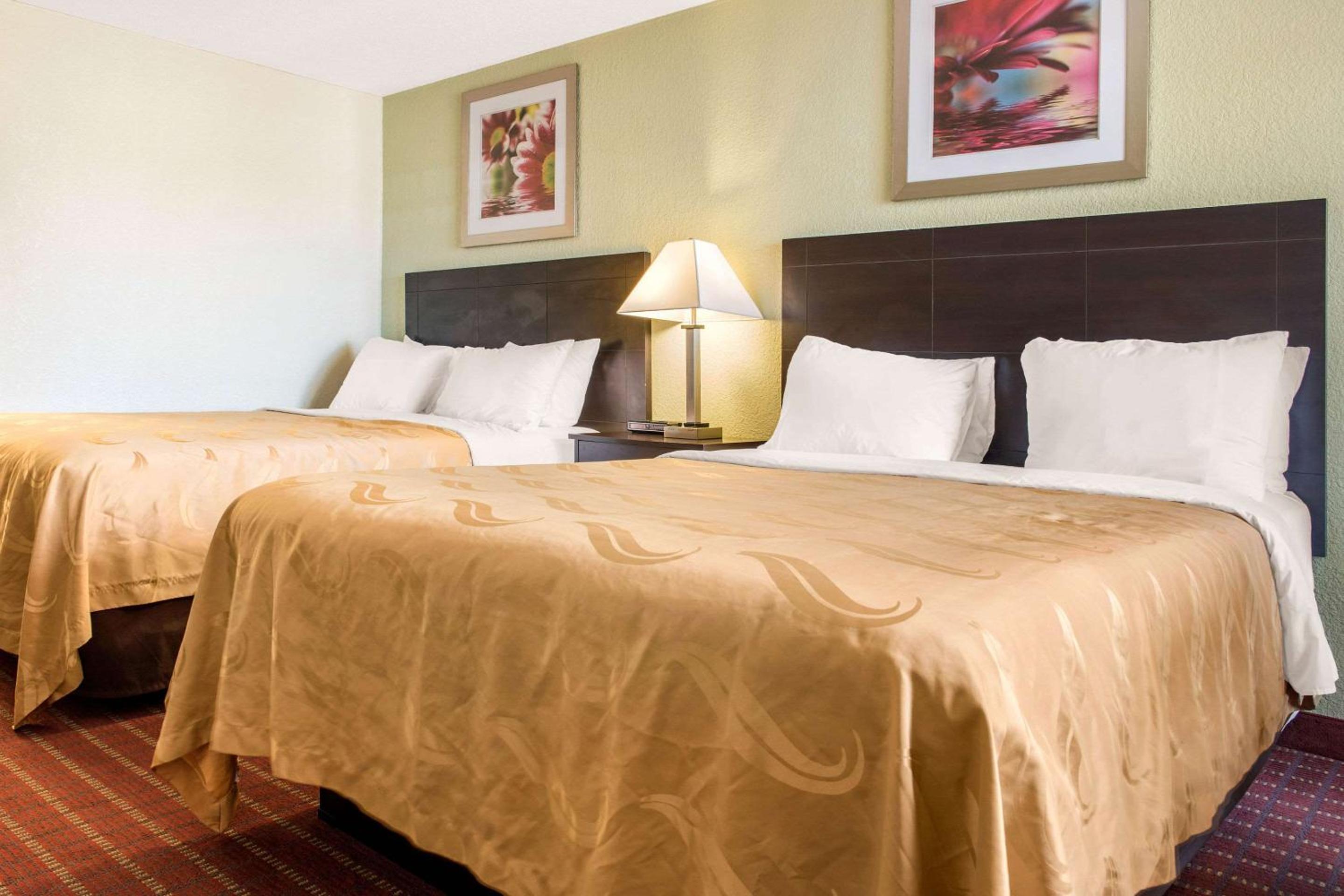 Queen Room with Two Queen Beds - Non-Smoking - Photo 2