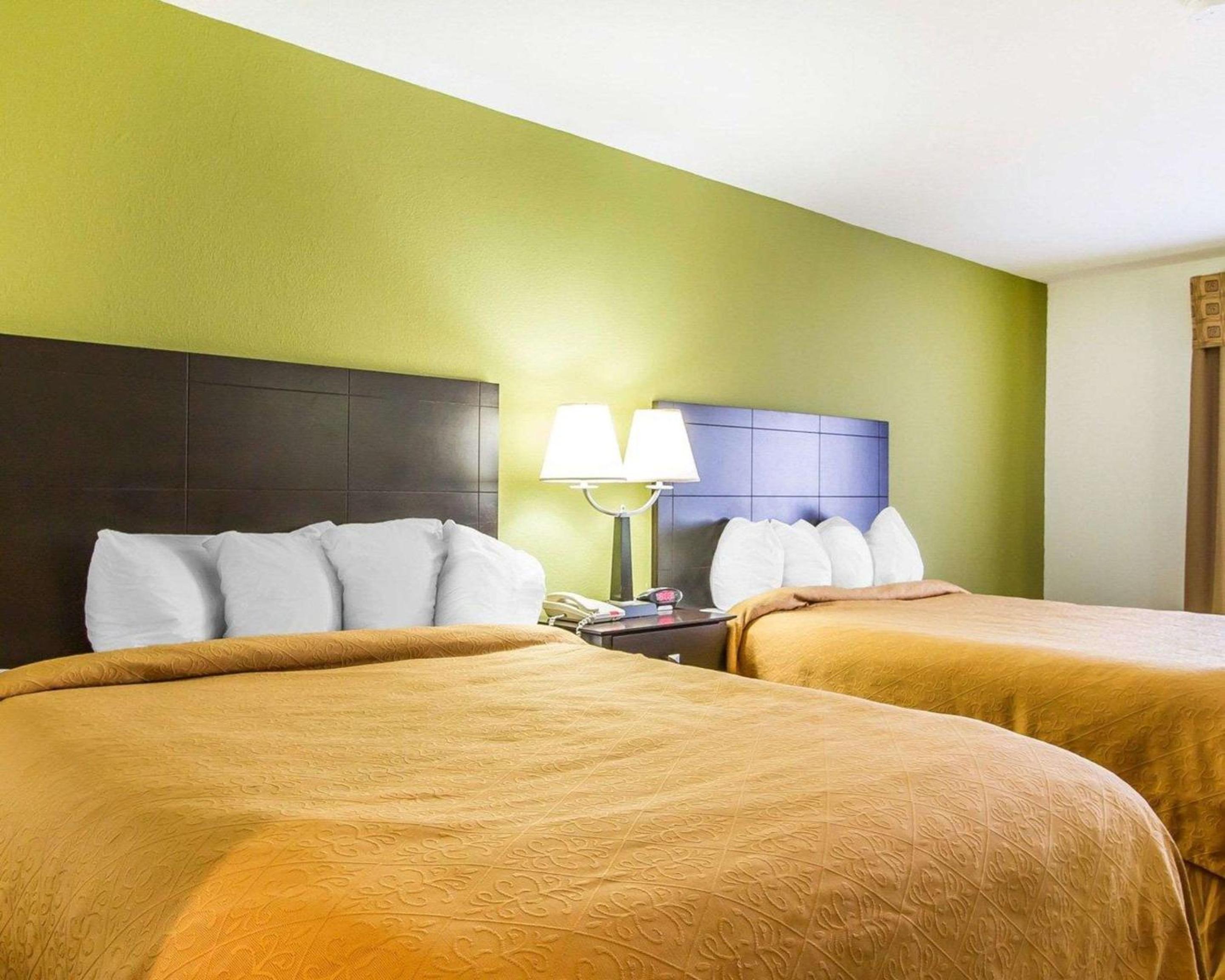 Queen Room with Two Queen Beds - Non-Smoking - Photo 3