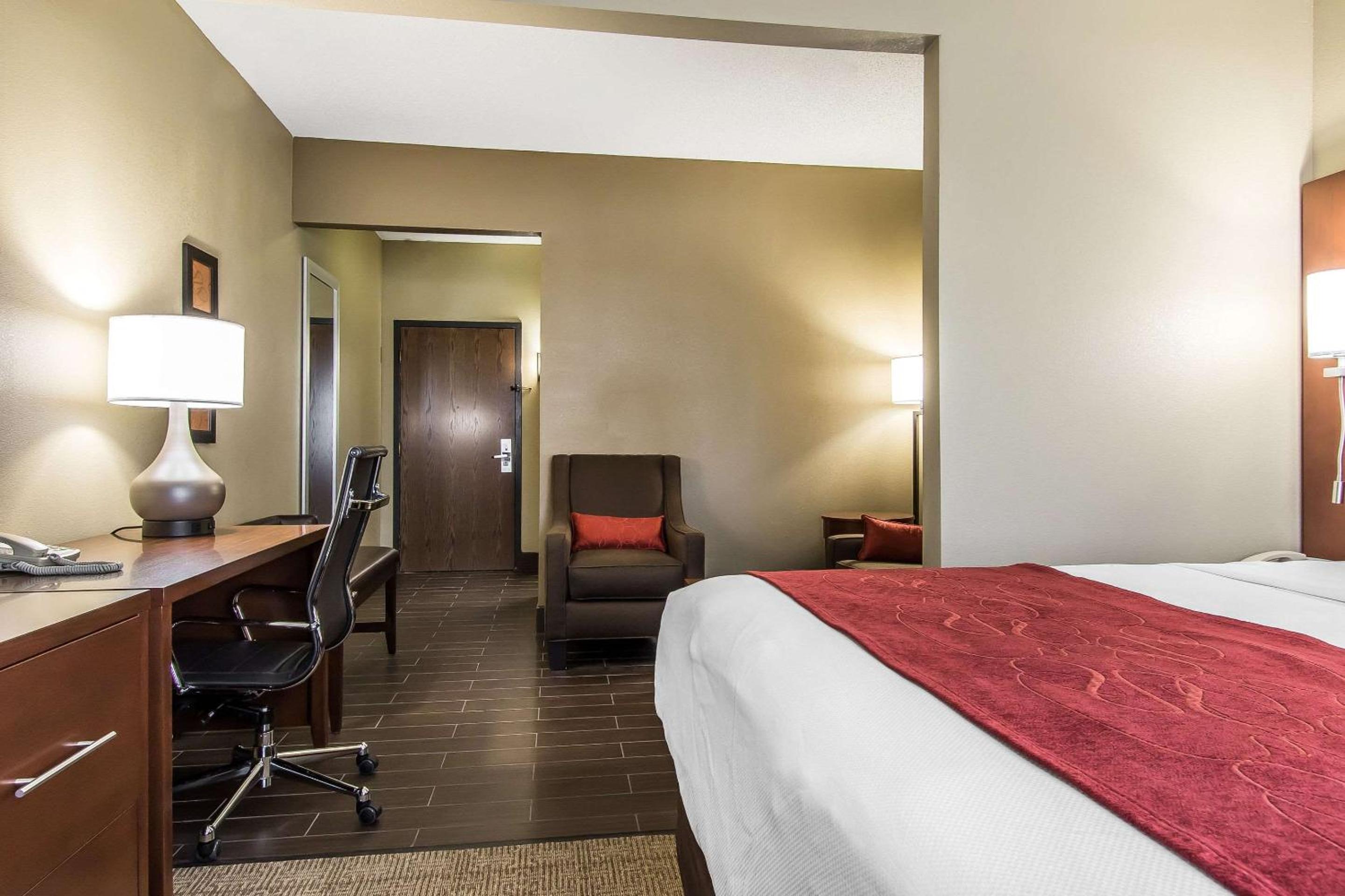 King Suite - Non-Smoking photo 3