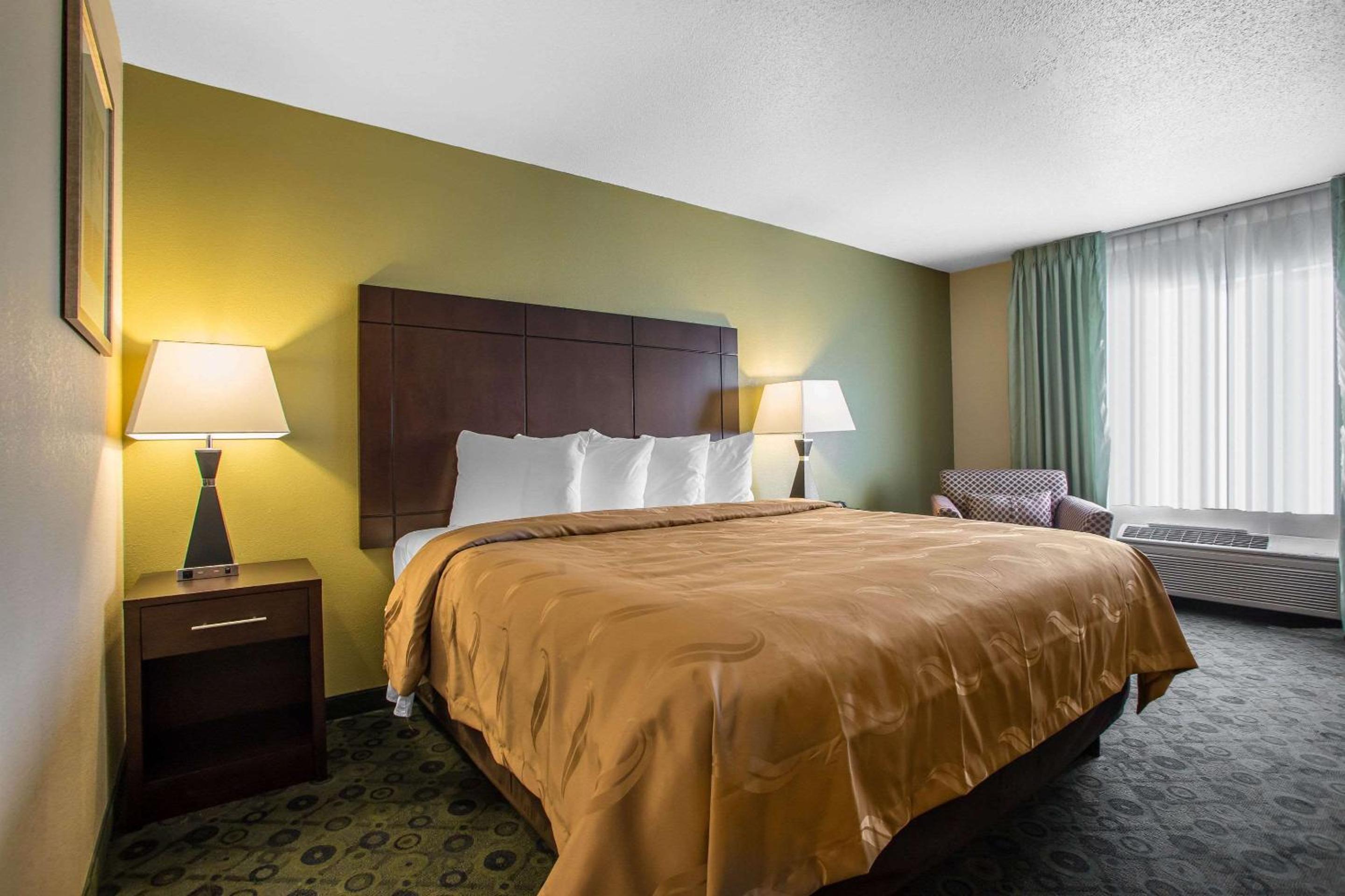 Standard King Room - Non-Smoking  - Photo 6