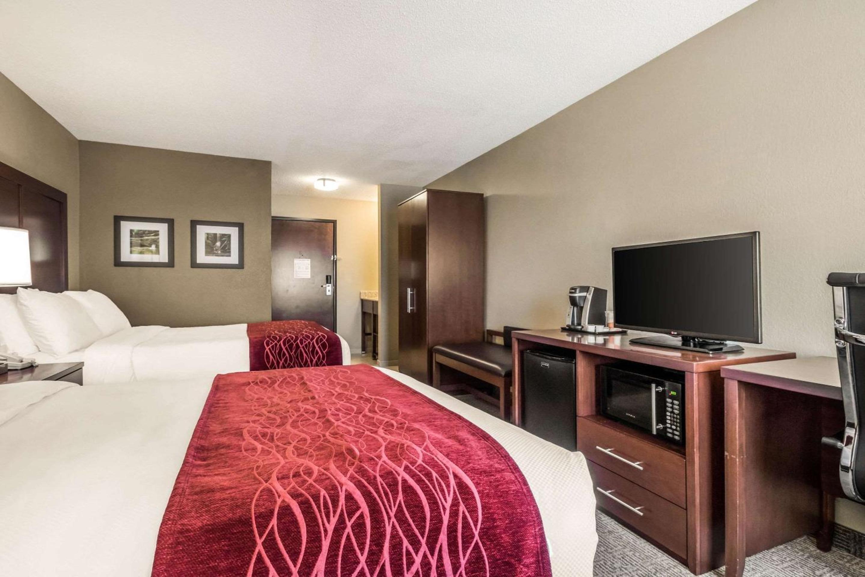 Standard Queen Room with Two Queen Beds - Photo 4