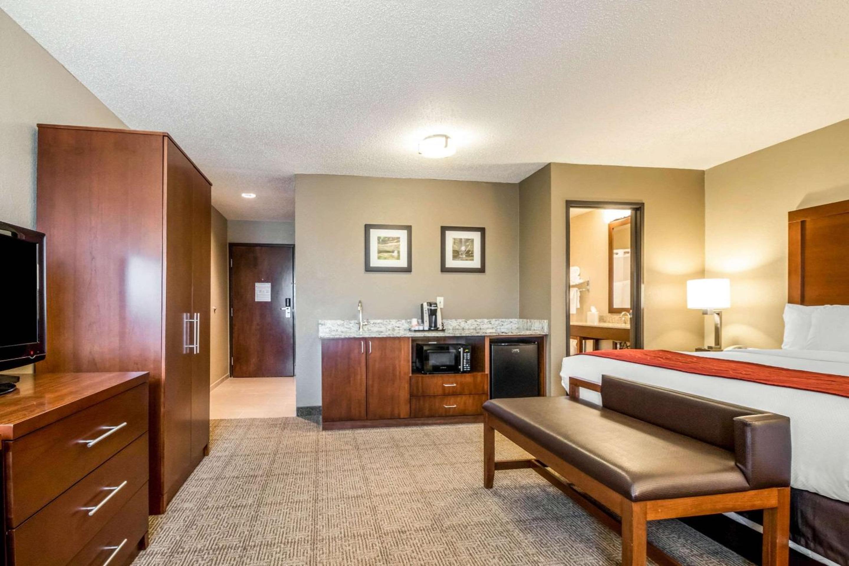 Standard King Room with Sofa Bed - Non-Smoking - Photo 3