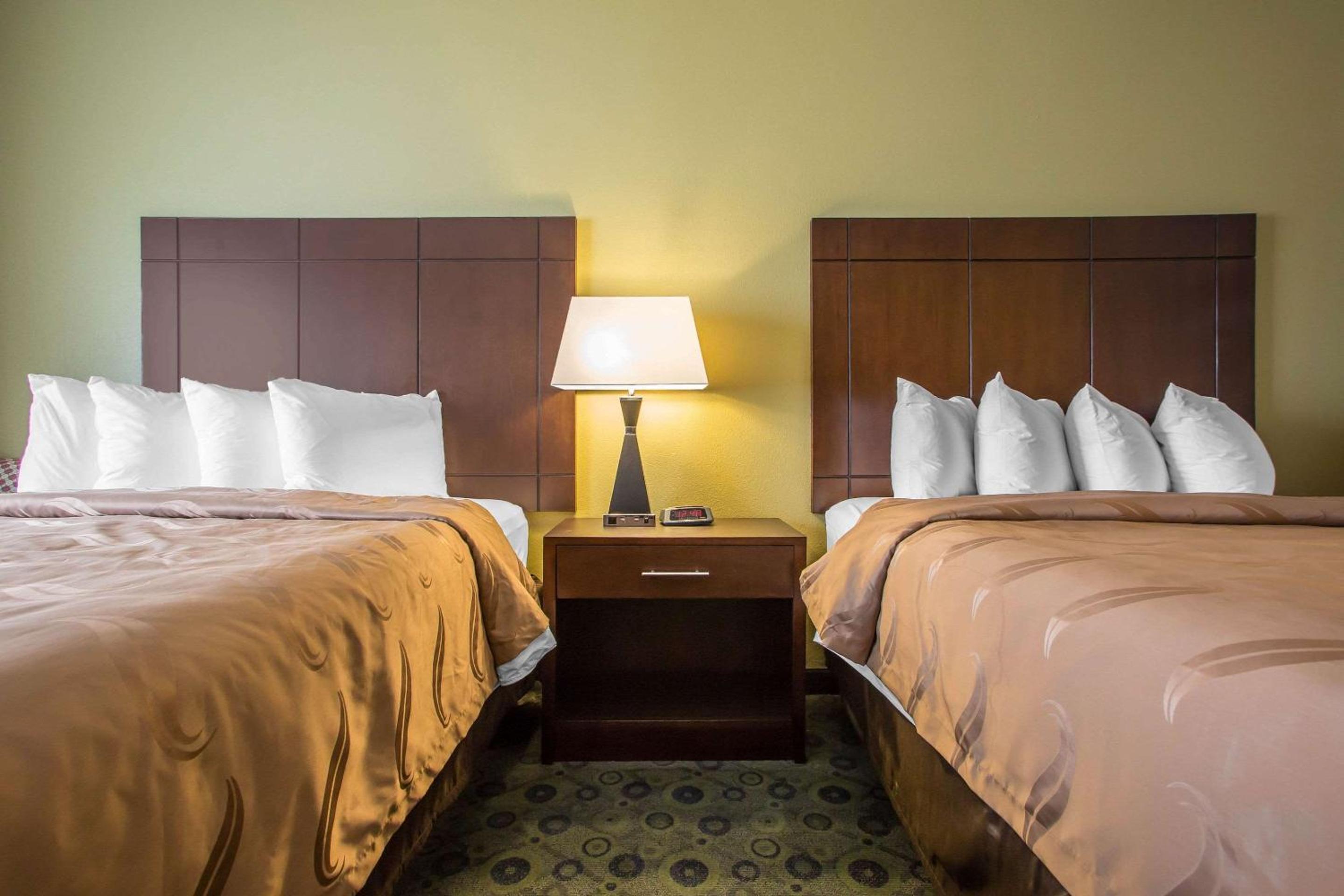 Queen Room with Two Queen Beds - Non-Smoking - Photo 2