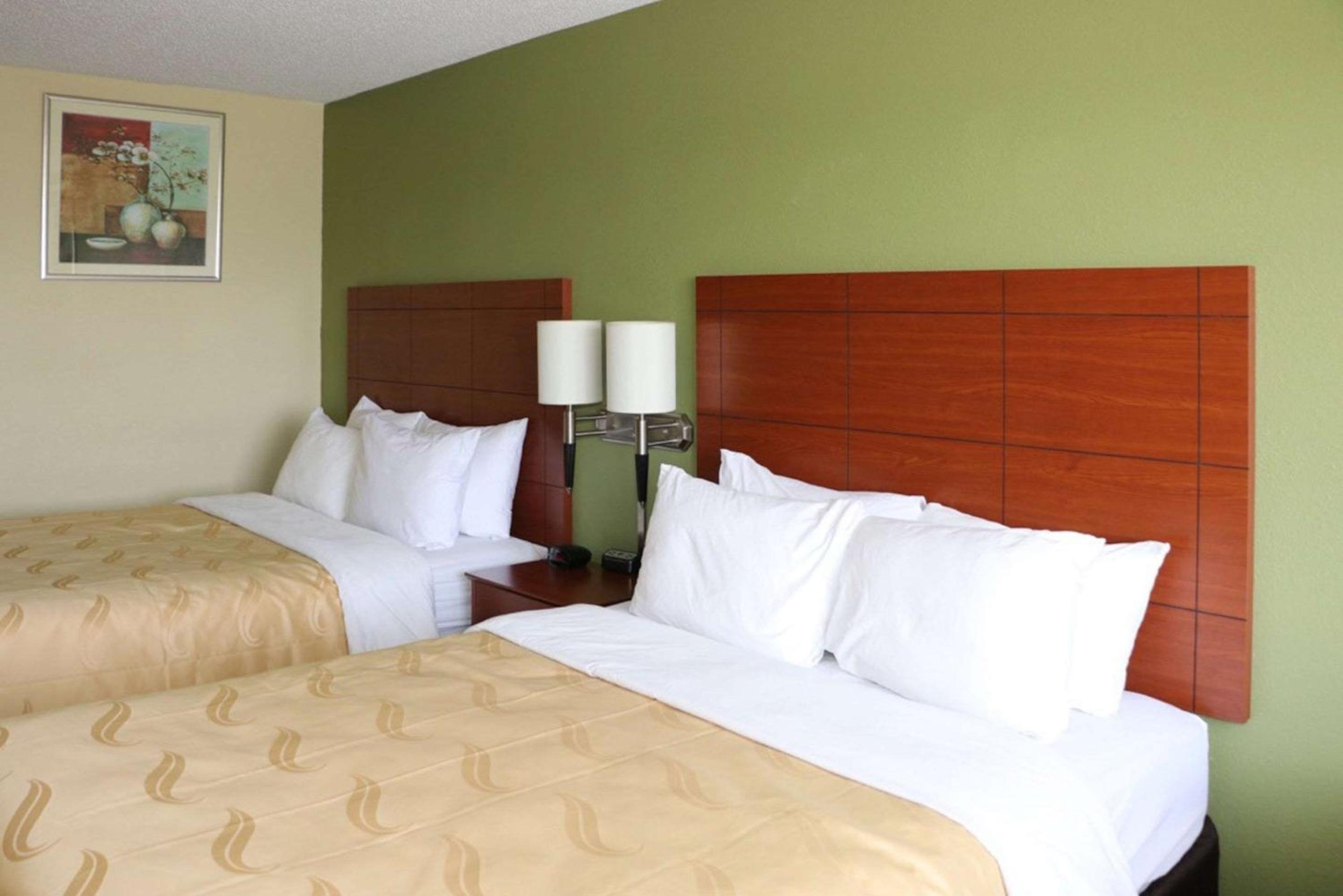 Queen Room with Two Queen Beds - Non-Smoking - Photo 3