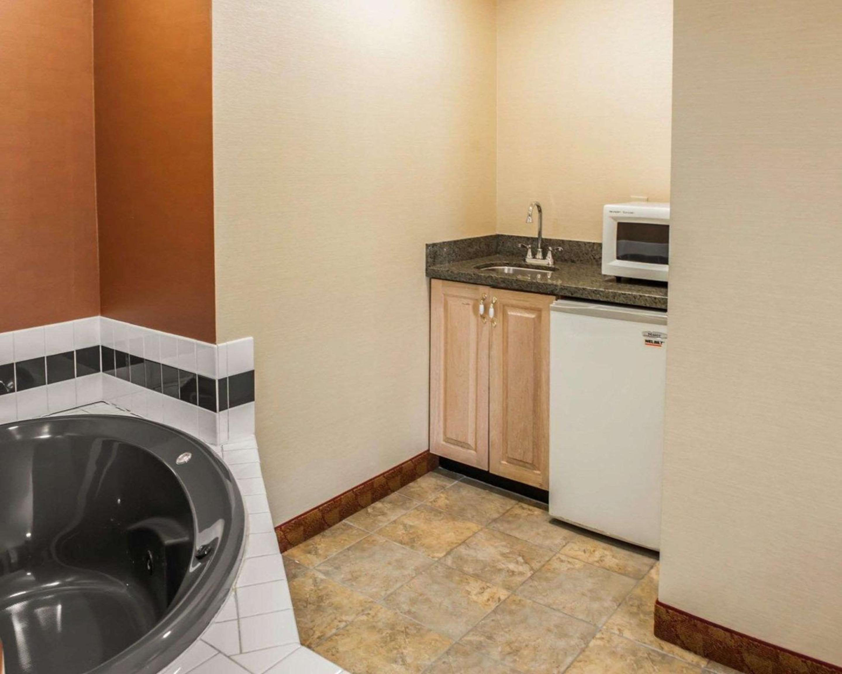 King Suite - Accessible/Non-Smoking - Photo 3