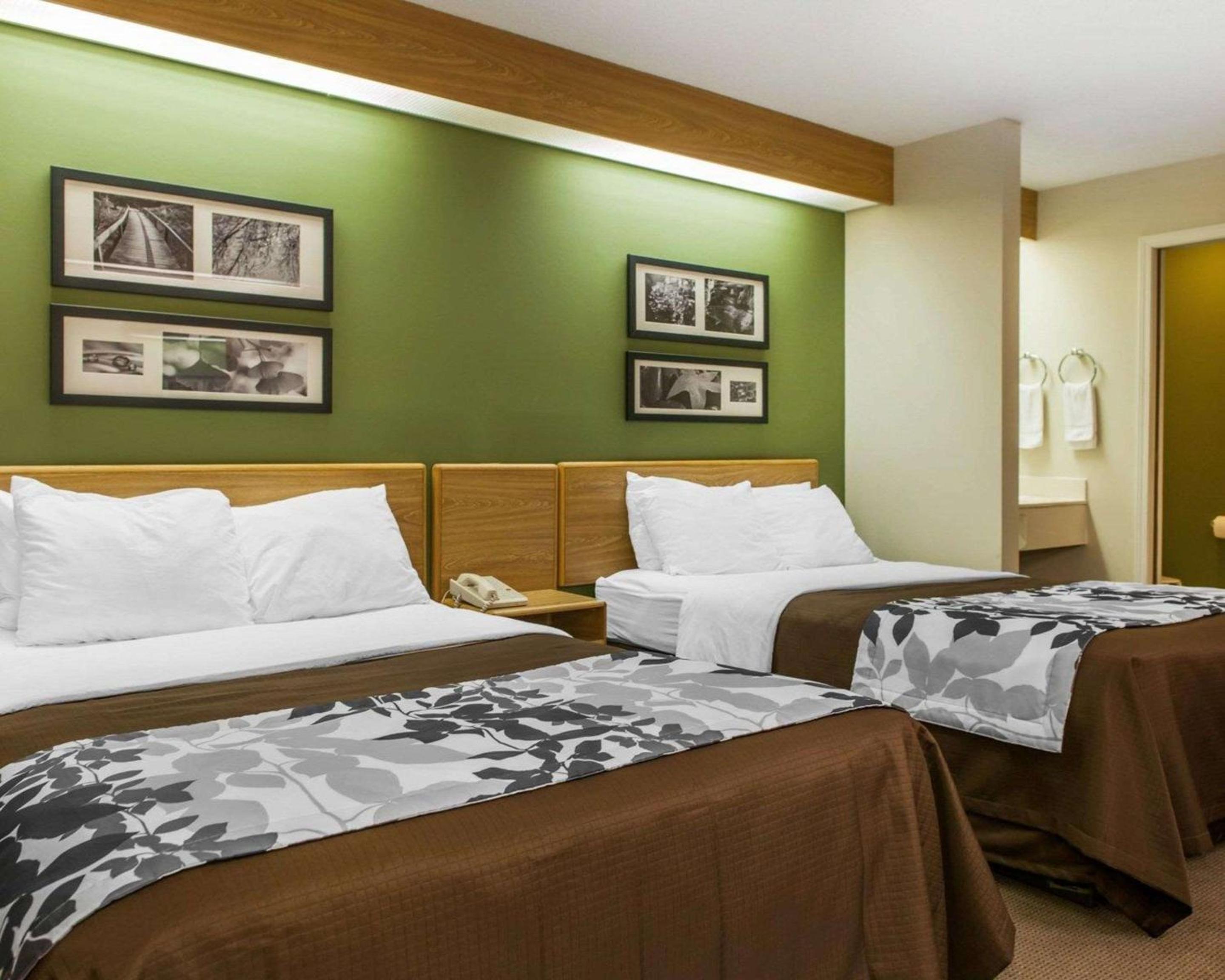 Queen Room with Two Queen Beds - Non-Smoking - Photo 4