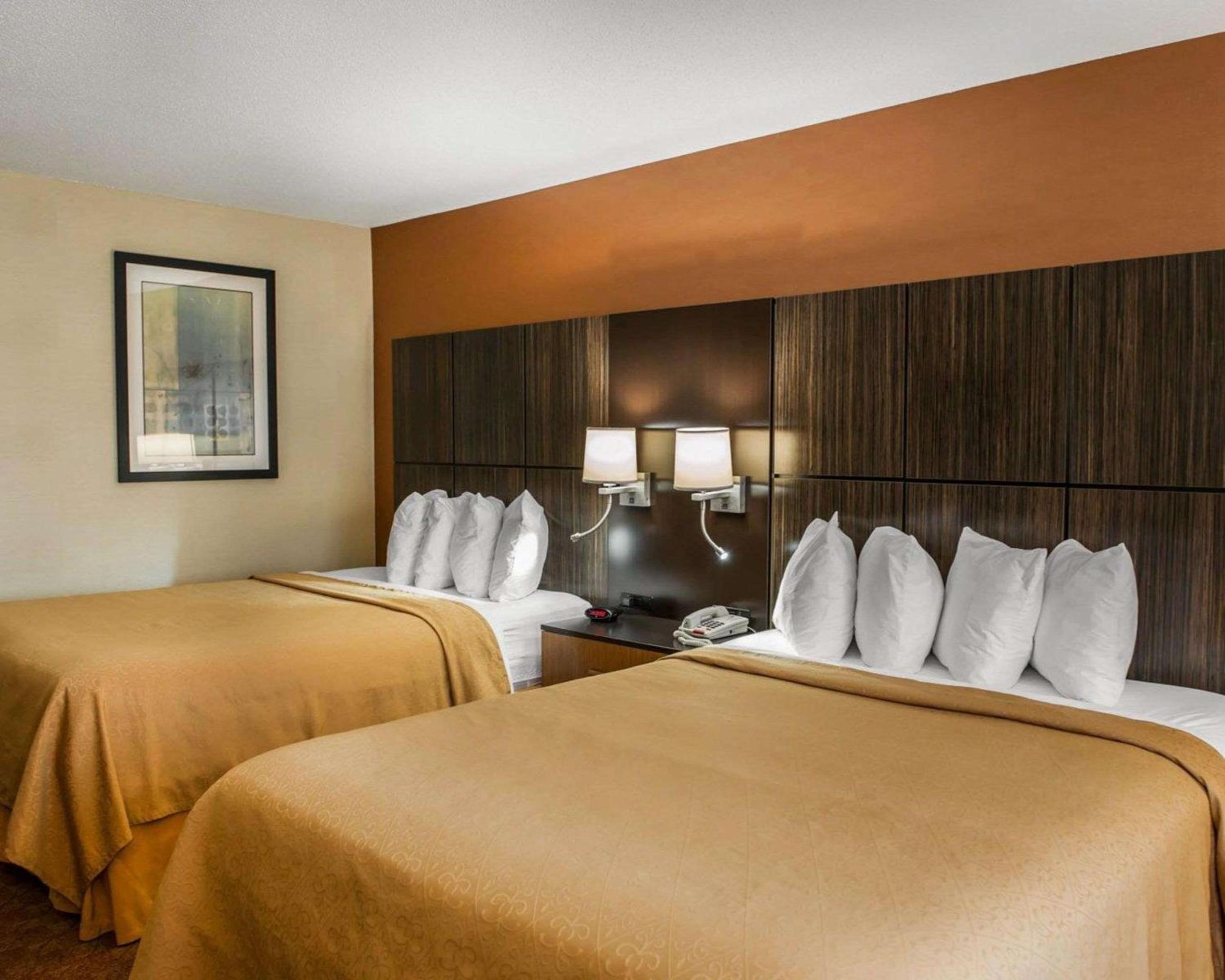 Queen Room with Two Queen Beds - Non-Smoking - Photo 2