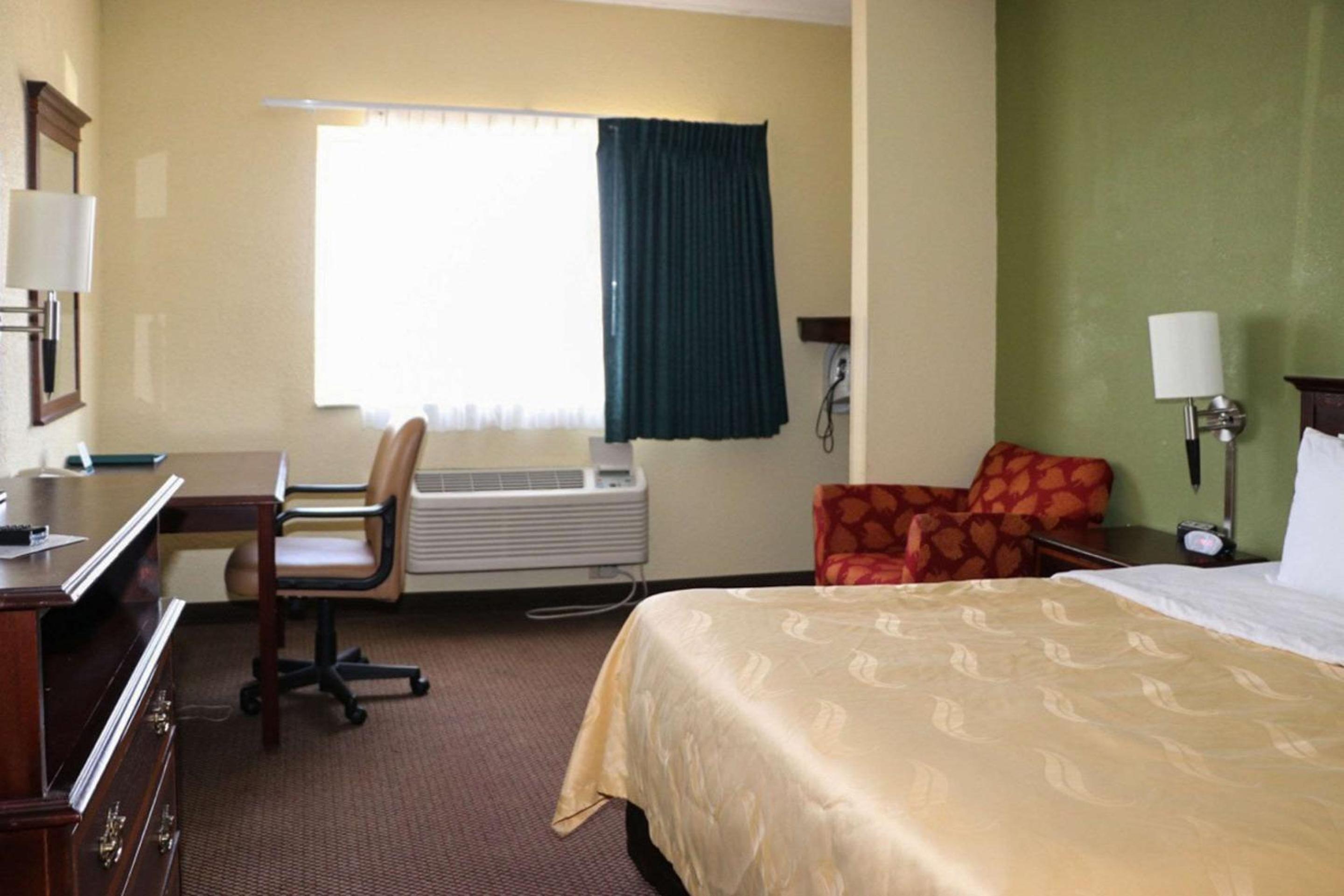 King Room - Non-Smoking - Photo 5