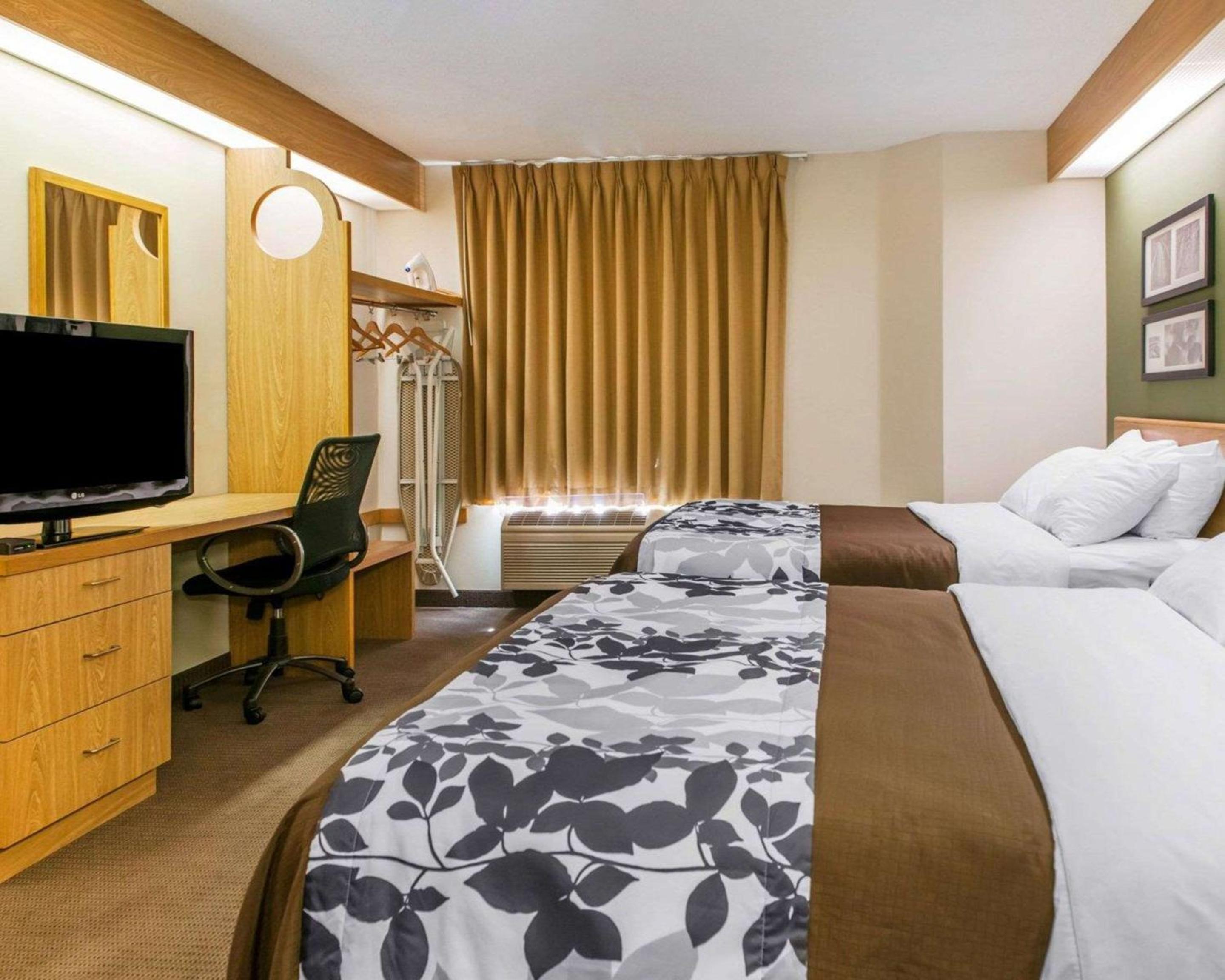 Queen Room with Two Queen Beds - Non-Smoking - Photo 2