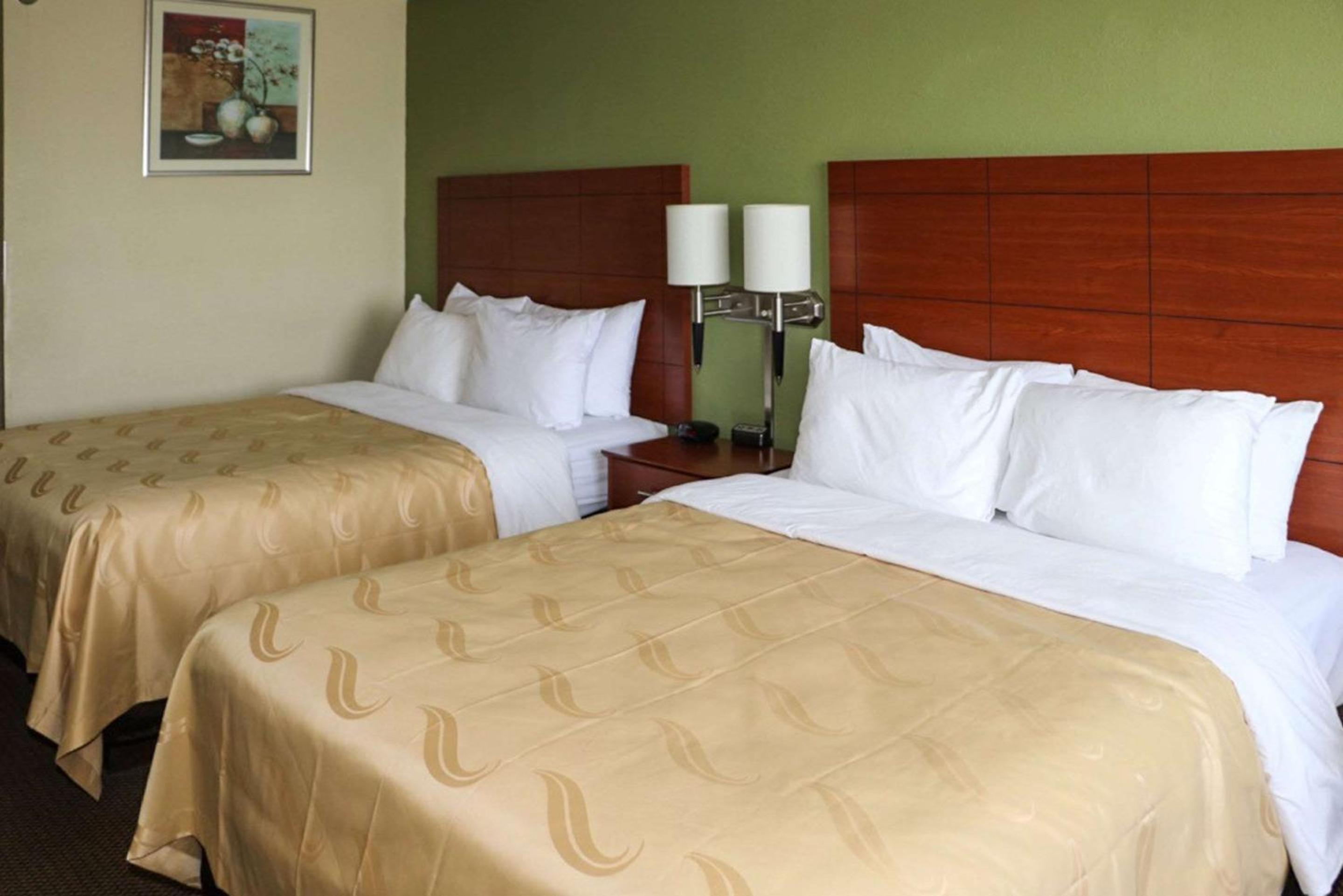 Queen Room with Two Queen Beds - Non-Smoking - Photo 4