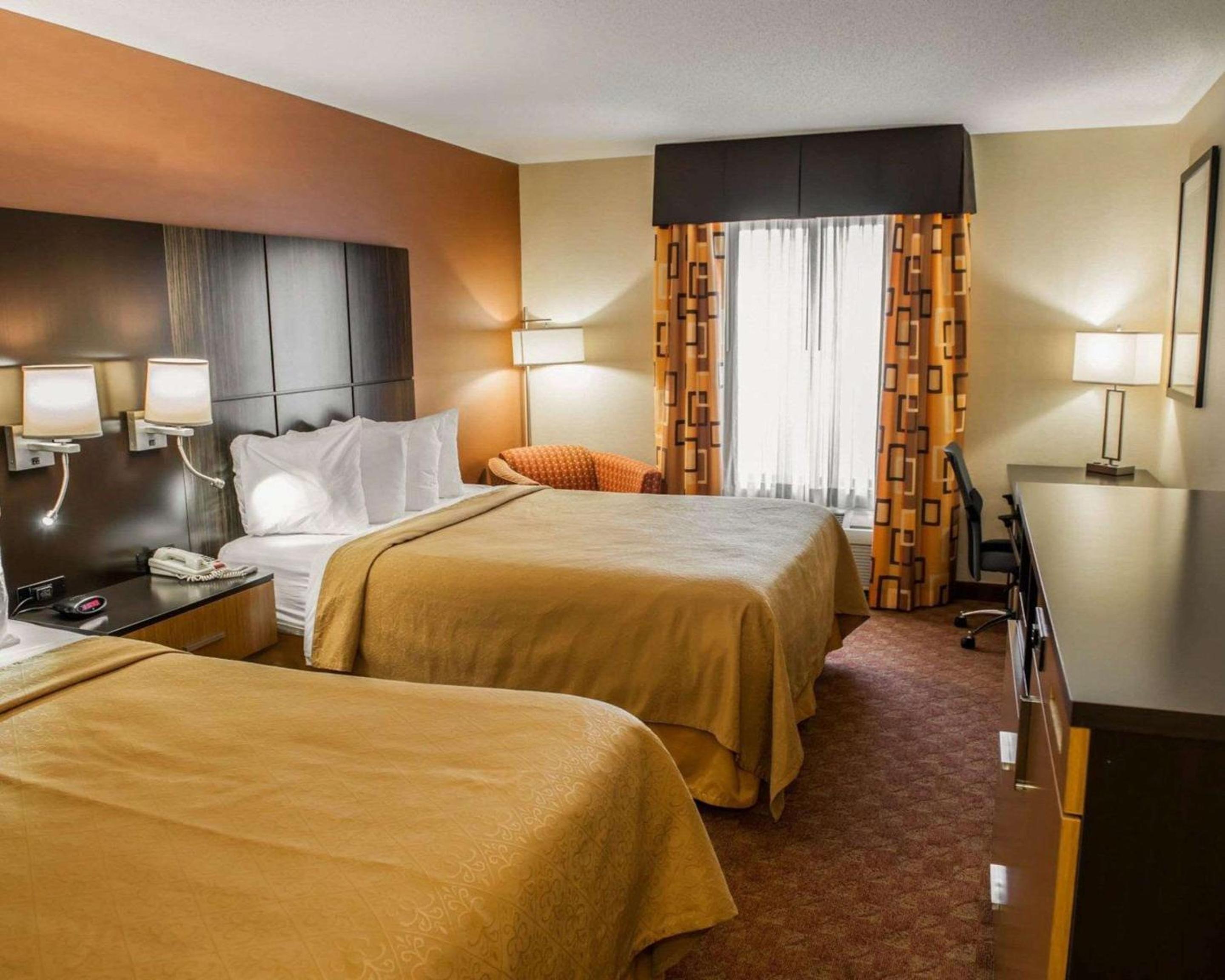 Queen Room with Two Queen Beds - Non-Smoking - Photo 3
