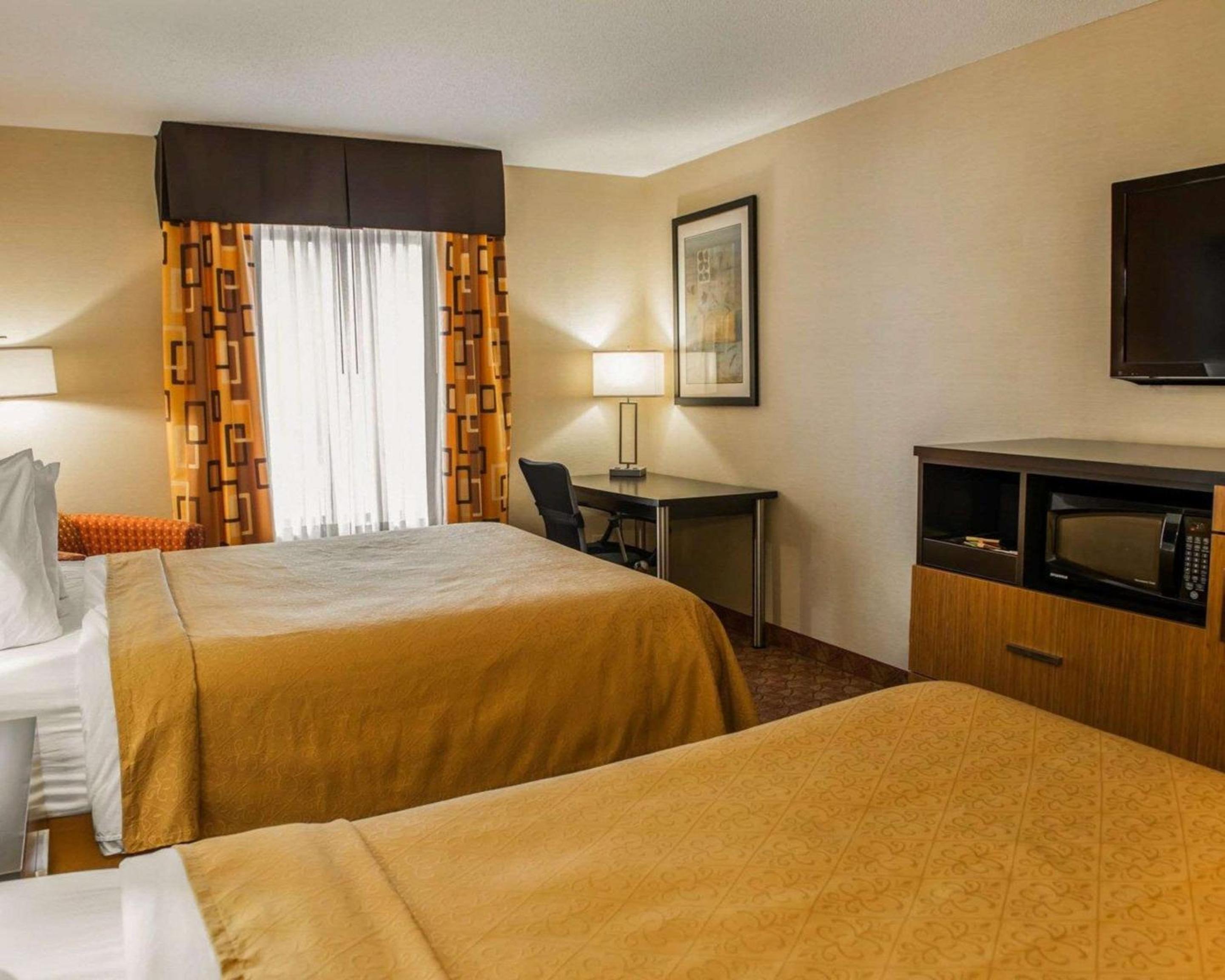 Queen Room with Two Queen Beds - Non-Smoking - Photo 4