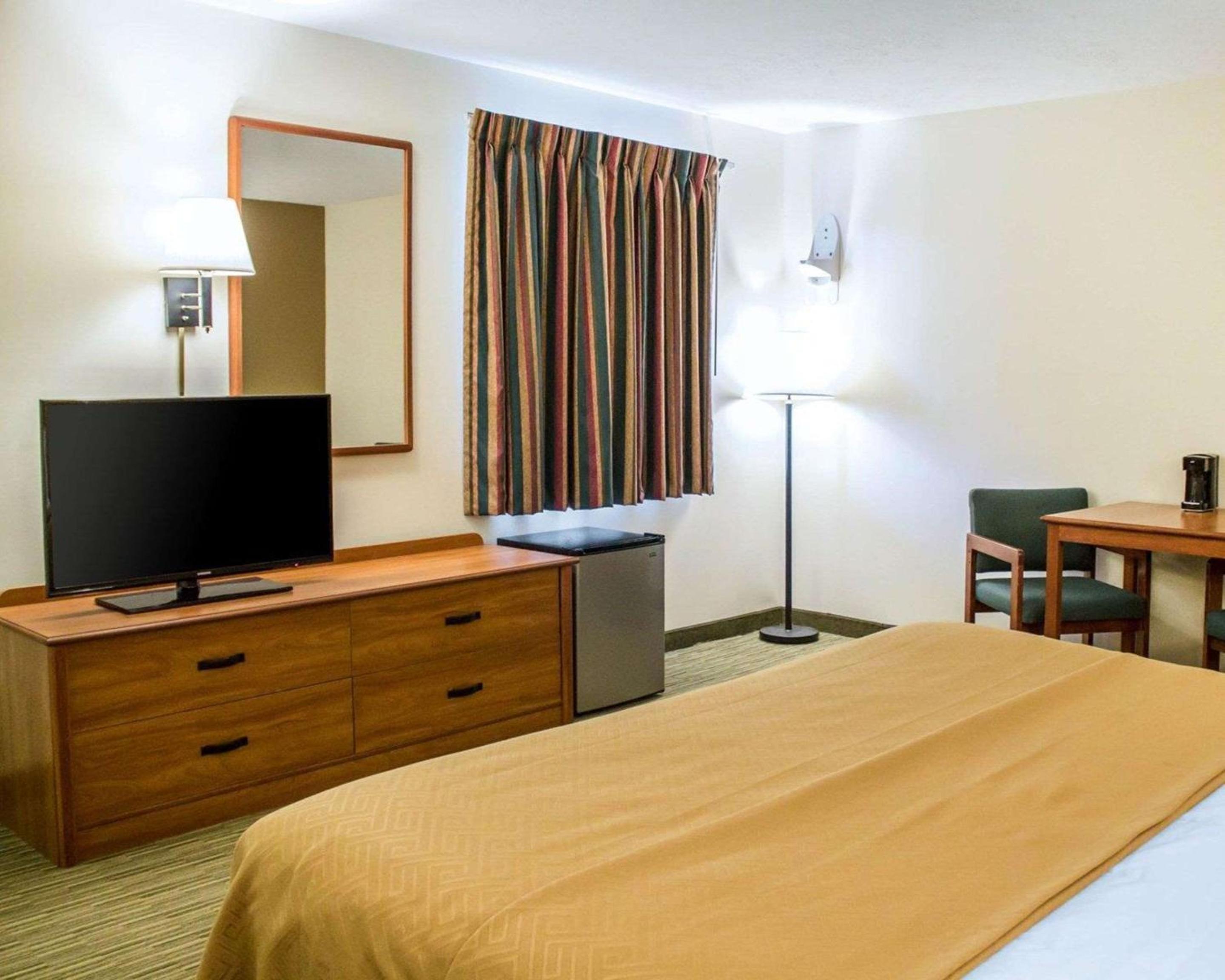 King Room - Non-Smoking - Photo 2