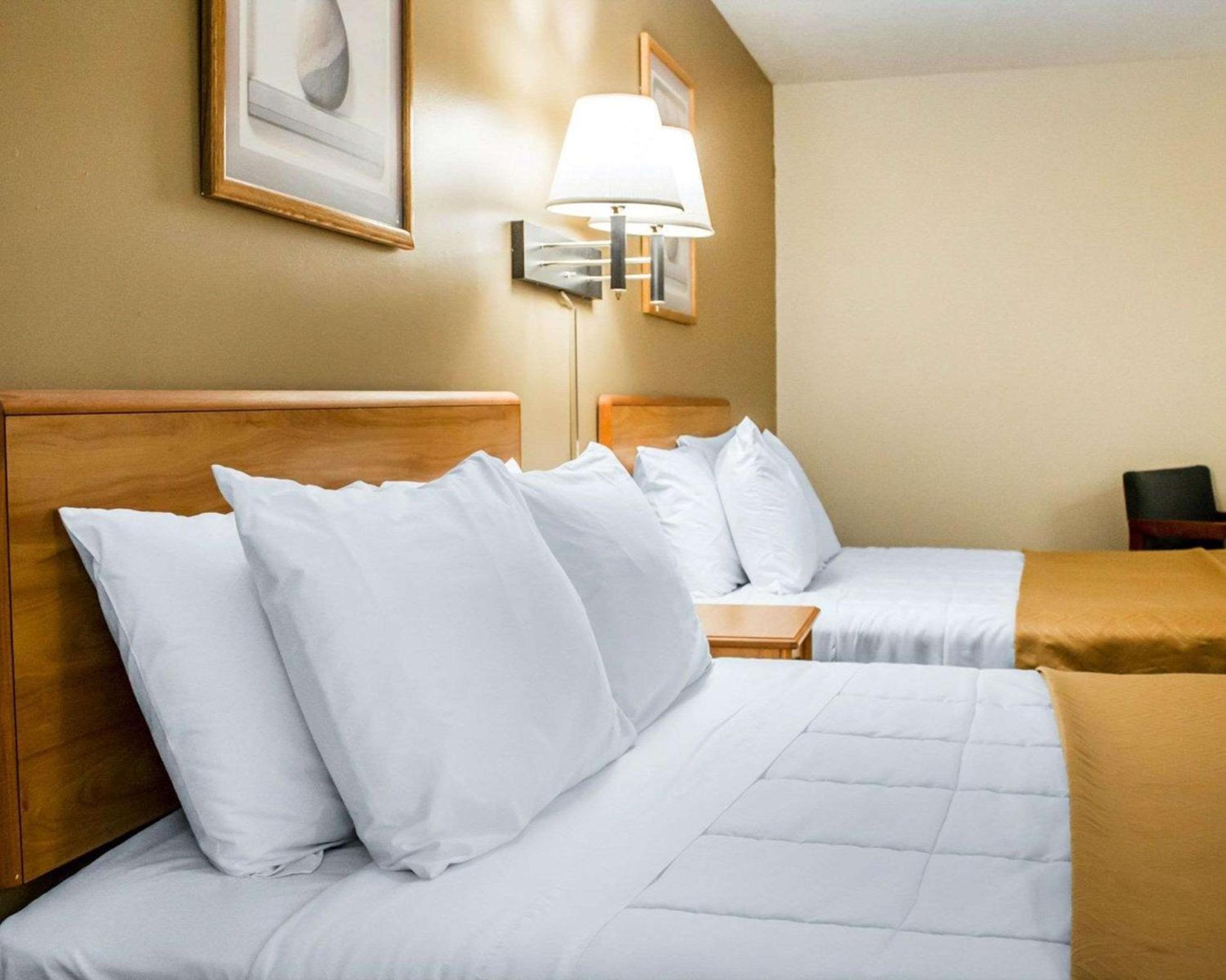 Queen Room with Two Queen Beds - Non-Smoking - Photo 3