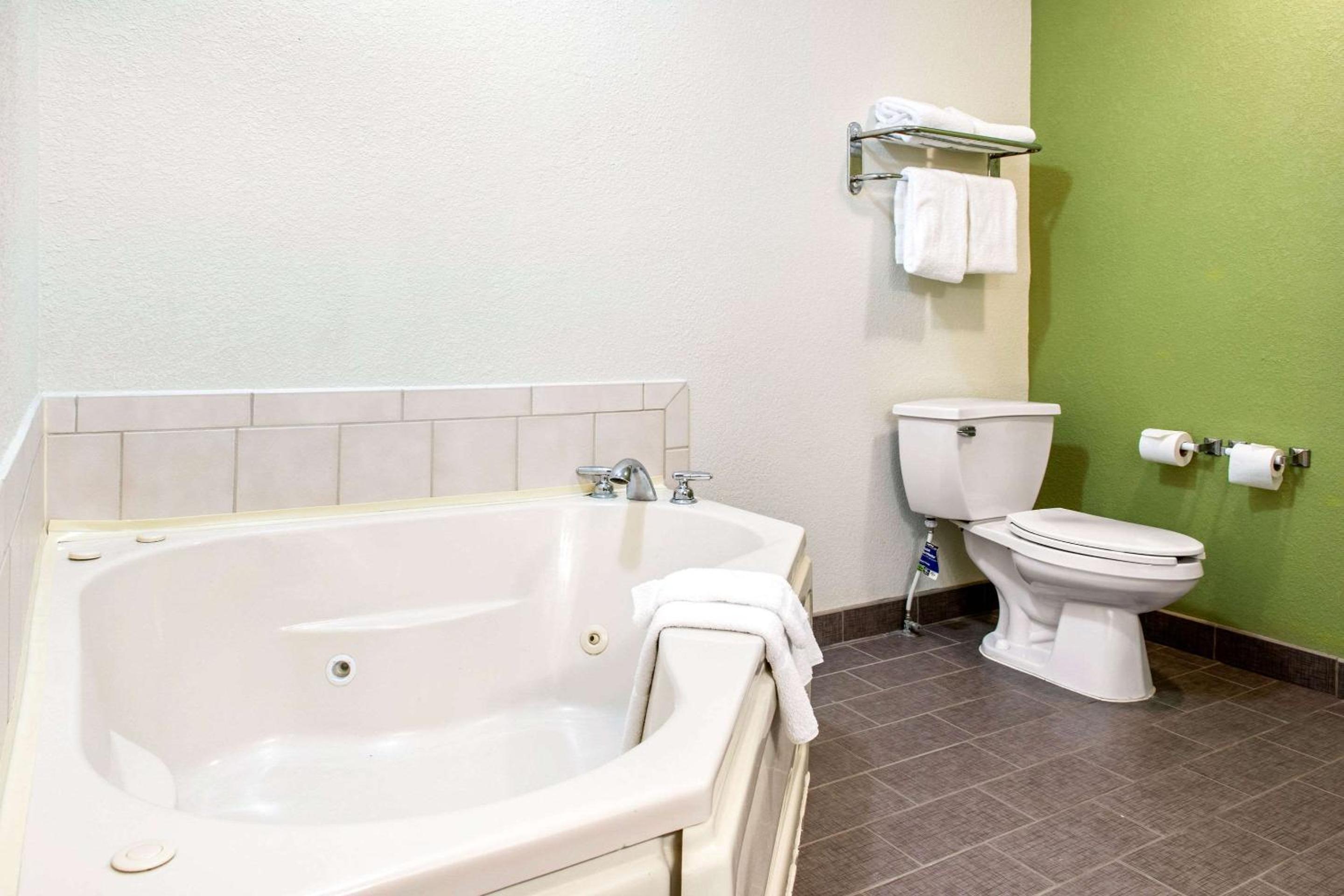 King Suite with Whirlpool and Sofa Bed - Non-Smoking - Photo 8