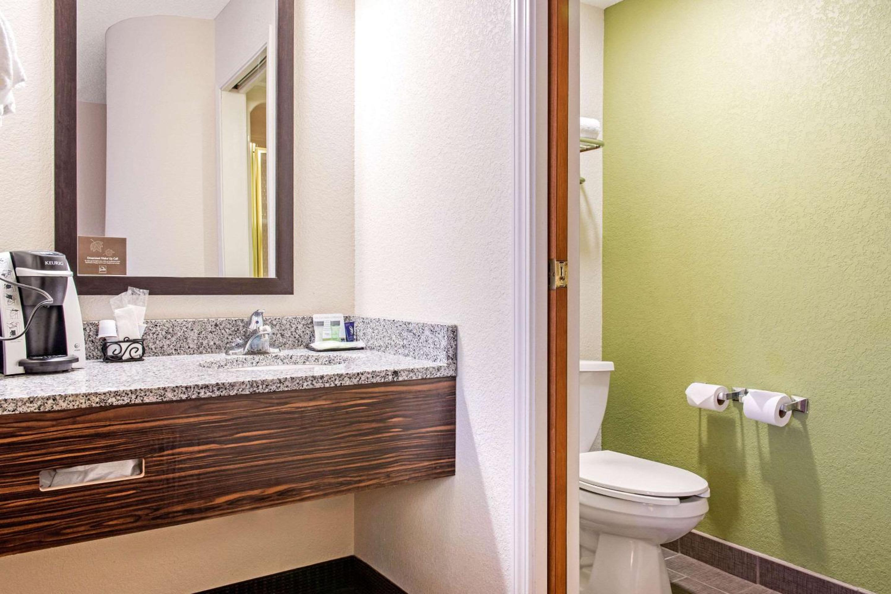 King Suite - Non-Smoking - Photo 3