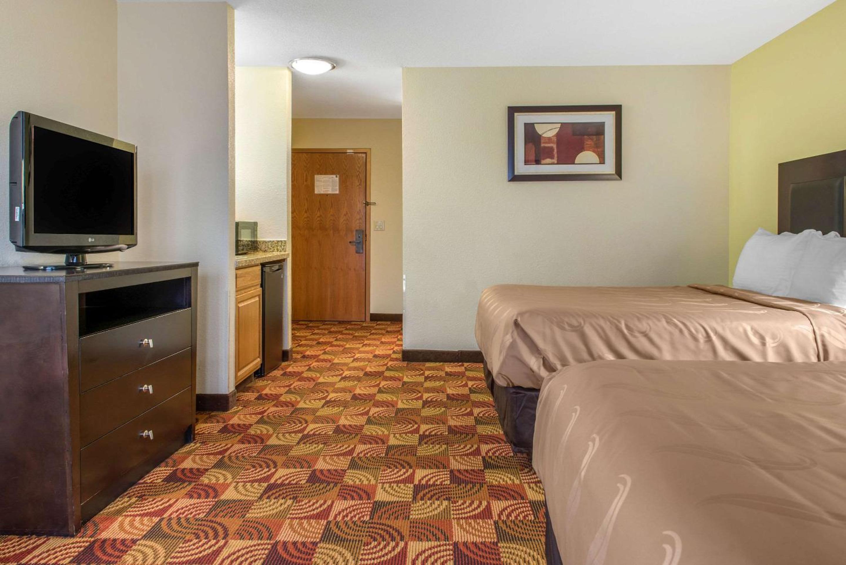Queen Room with Two Queen Beds - Non-Smoking - Photo 5
