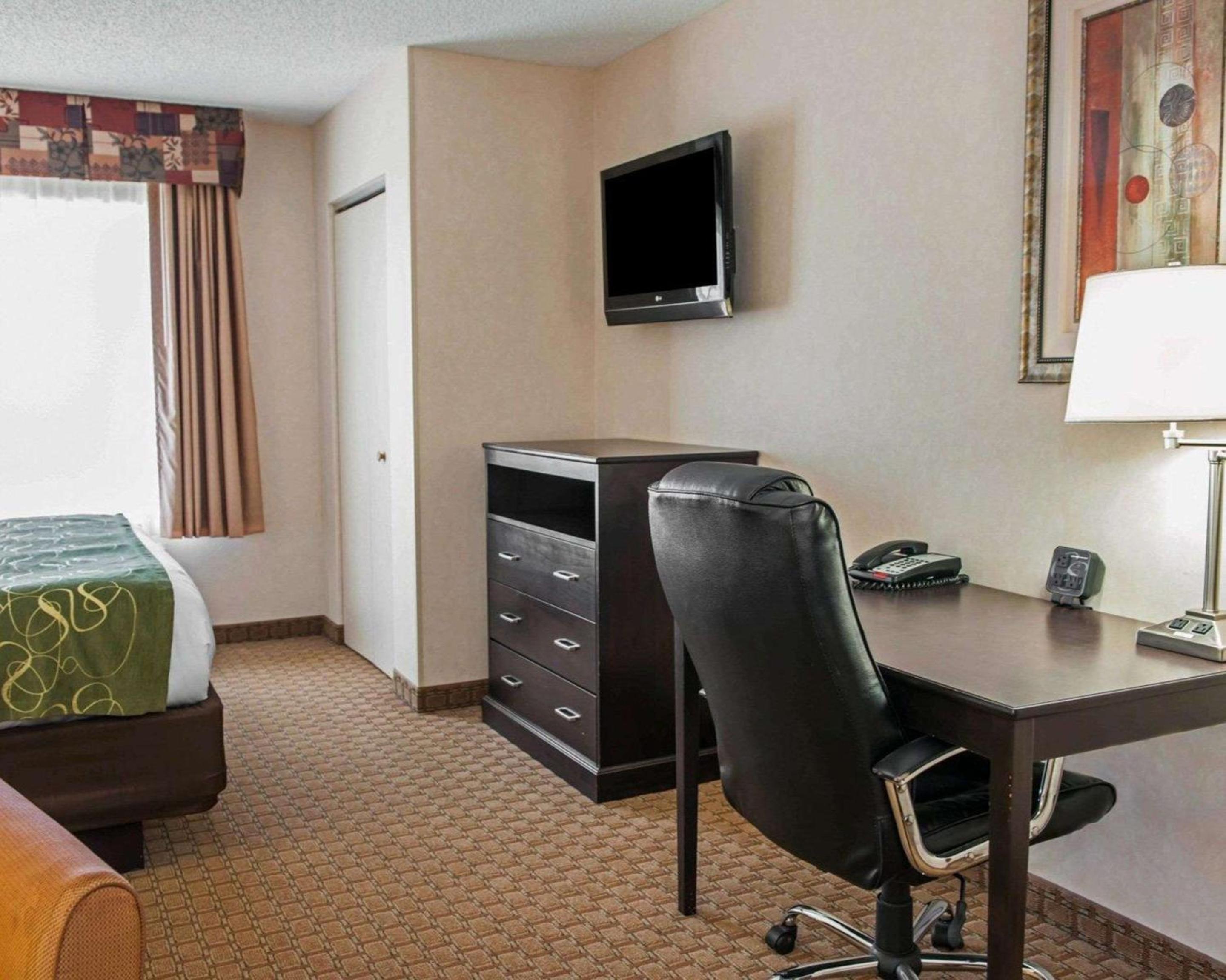King Suite - Non-Smoking - Photo 5