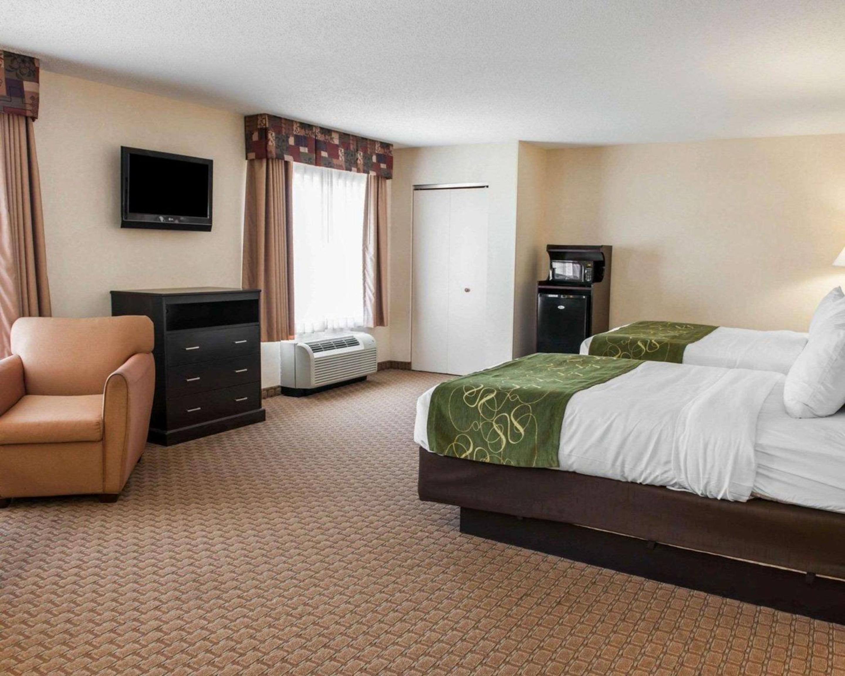 Queen Suite with Two Queen Beds - Non-Smoking - Photo 9