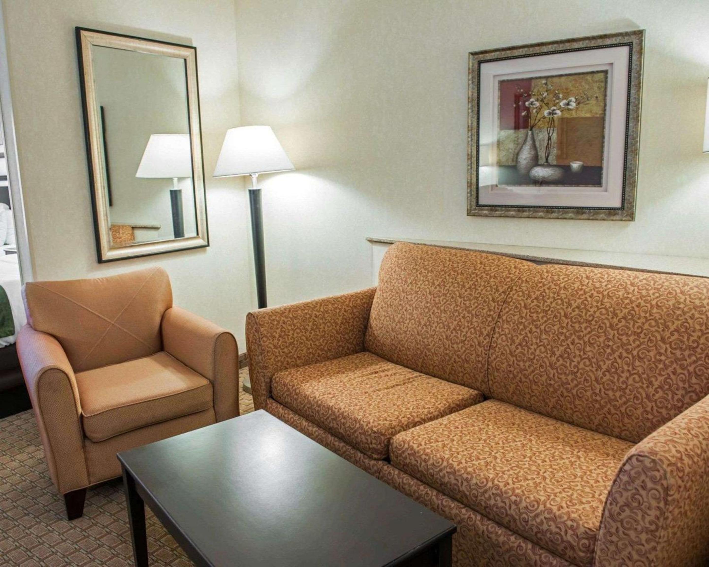 Queen Suite with Two Queen Beds - Non-Smoking - Photo 7