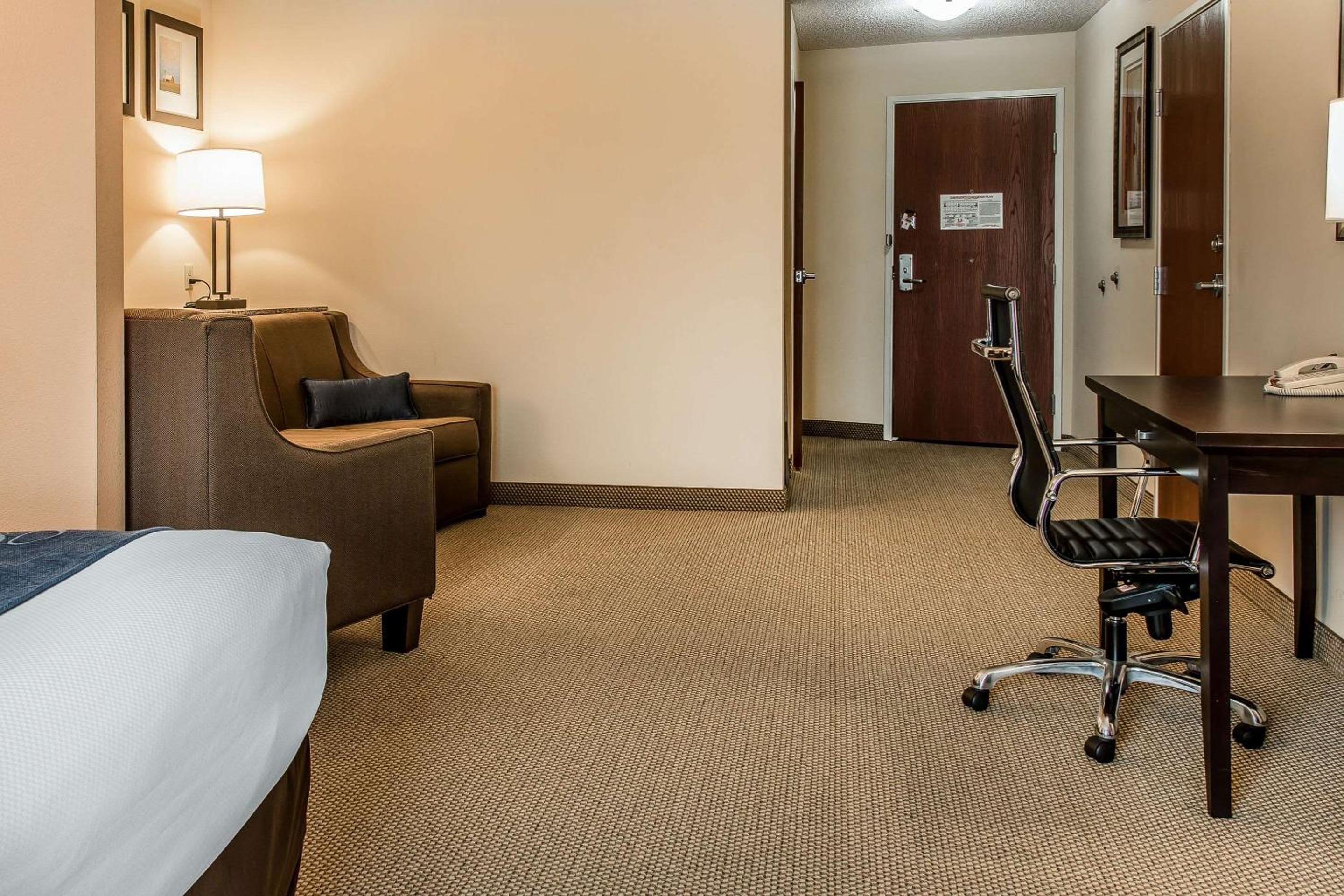 King Suite - Disability Access/Non-Smoking - Photo 8