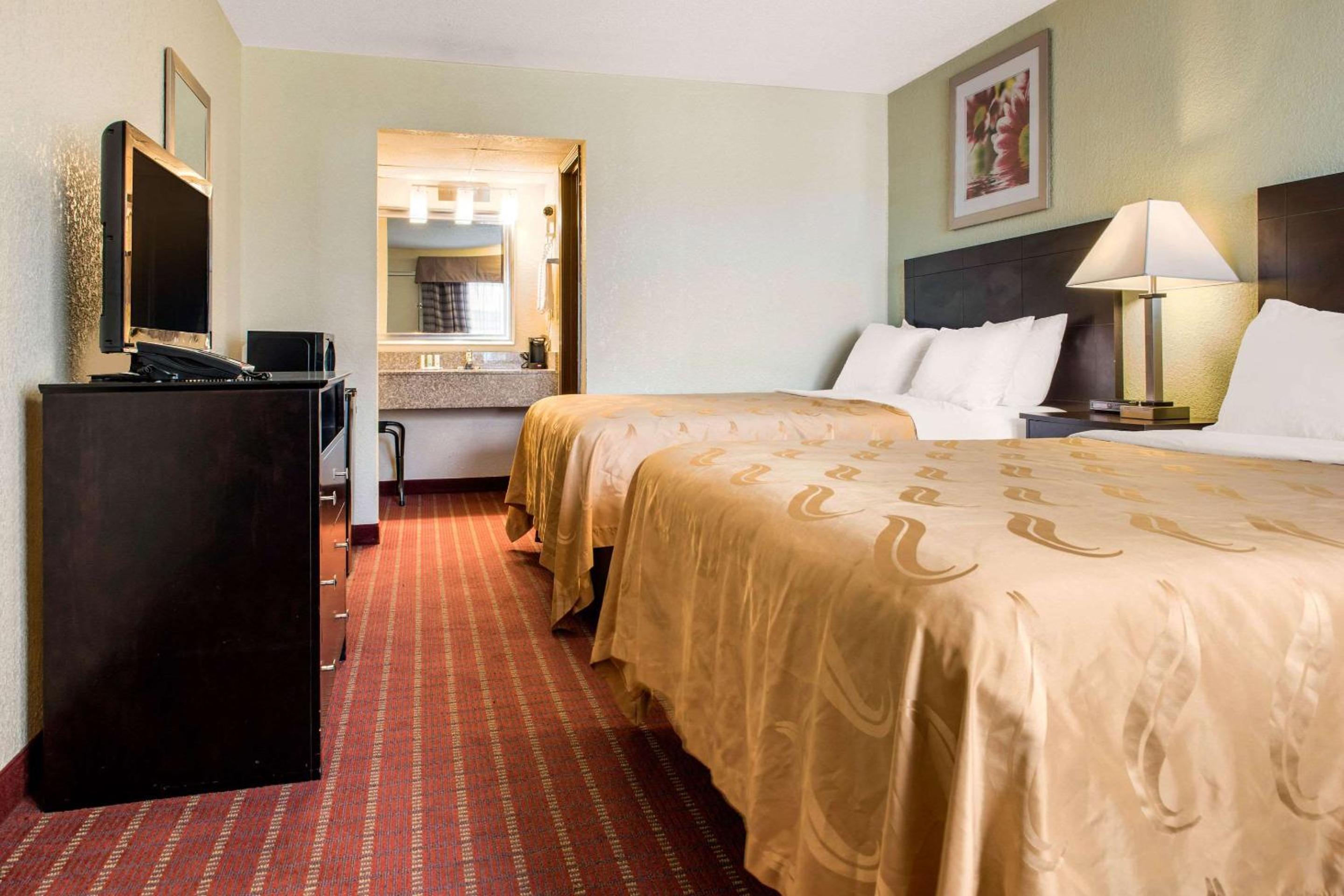Queen Room with Two Queen Beds - Non-Smoking - Photo 3