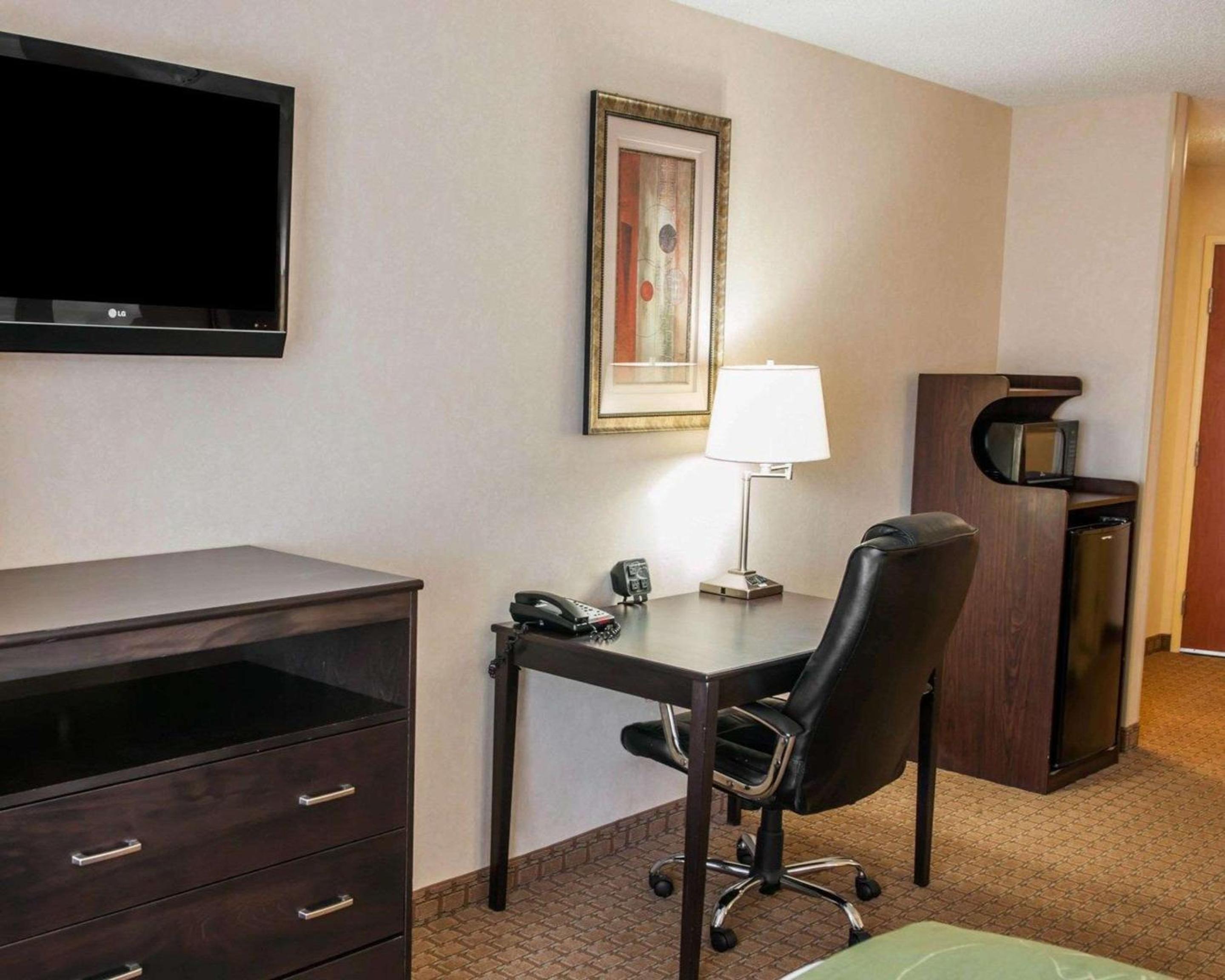 King Suite - Non-Smoking - Photo 2