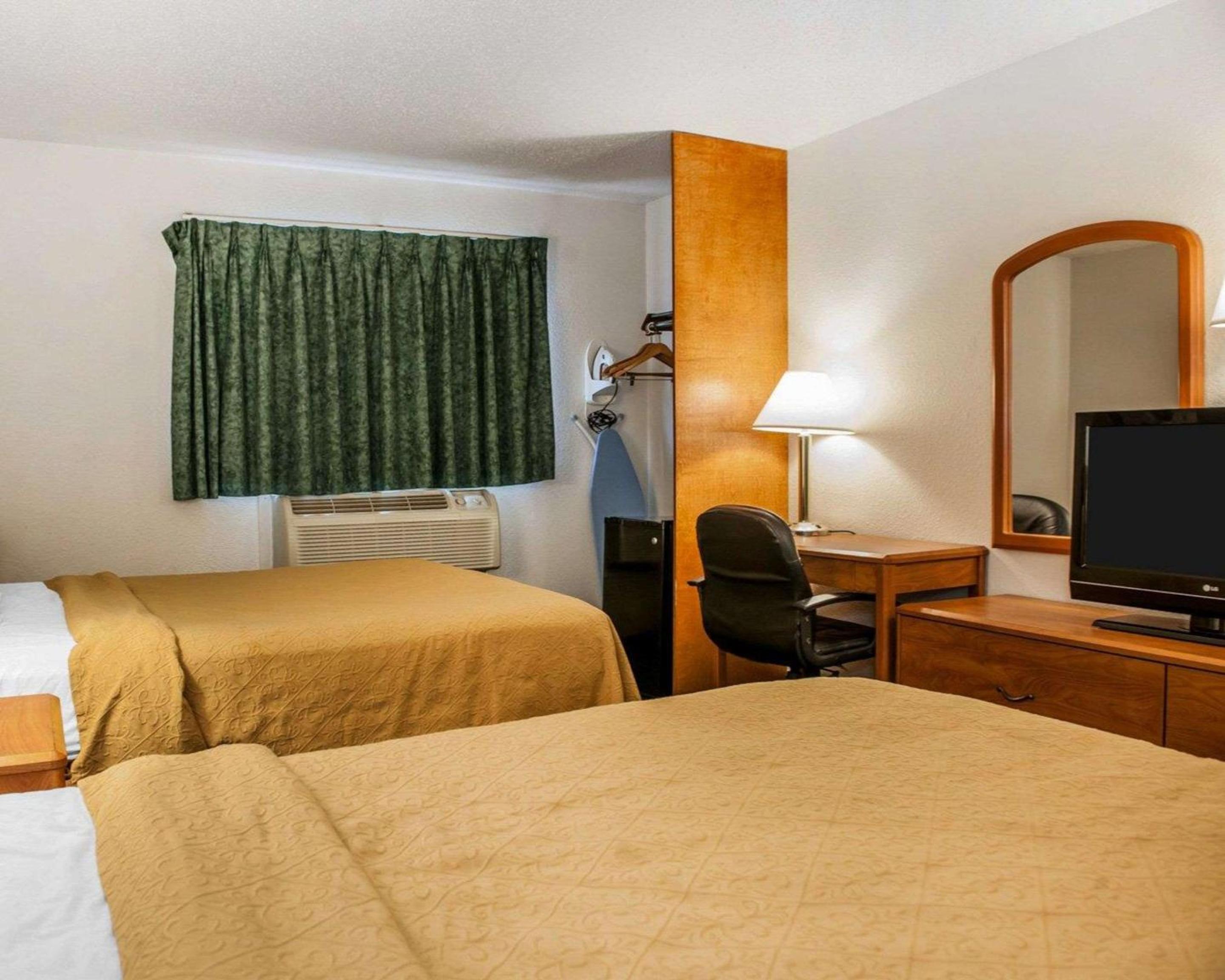 Queen Room with Two Queen Beds - Photo 2