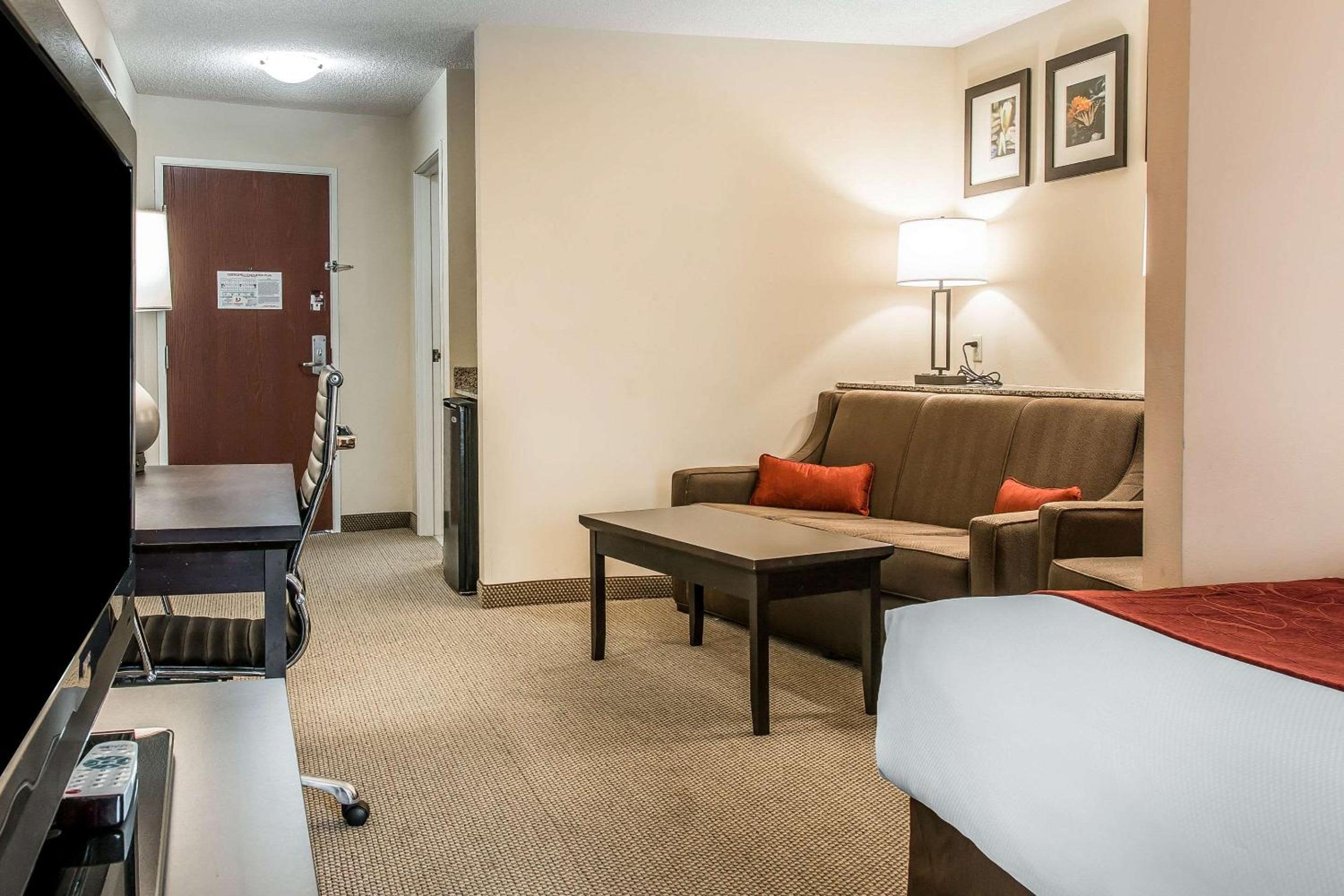 Queen Suite with Two Queen Beds - Non-Smoking - Photo 4