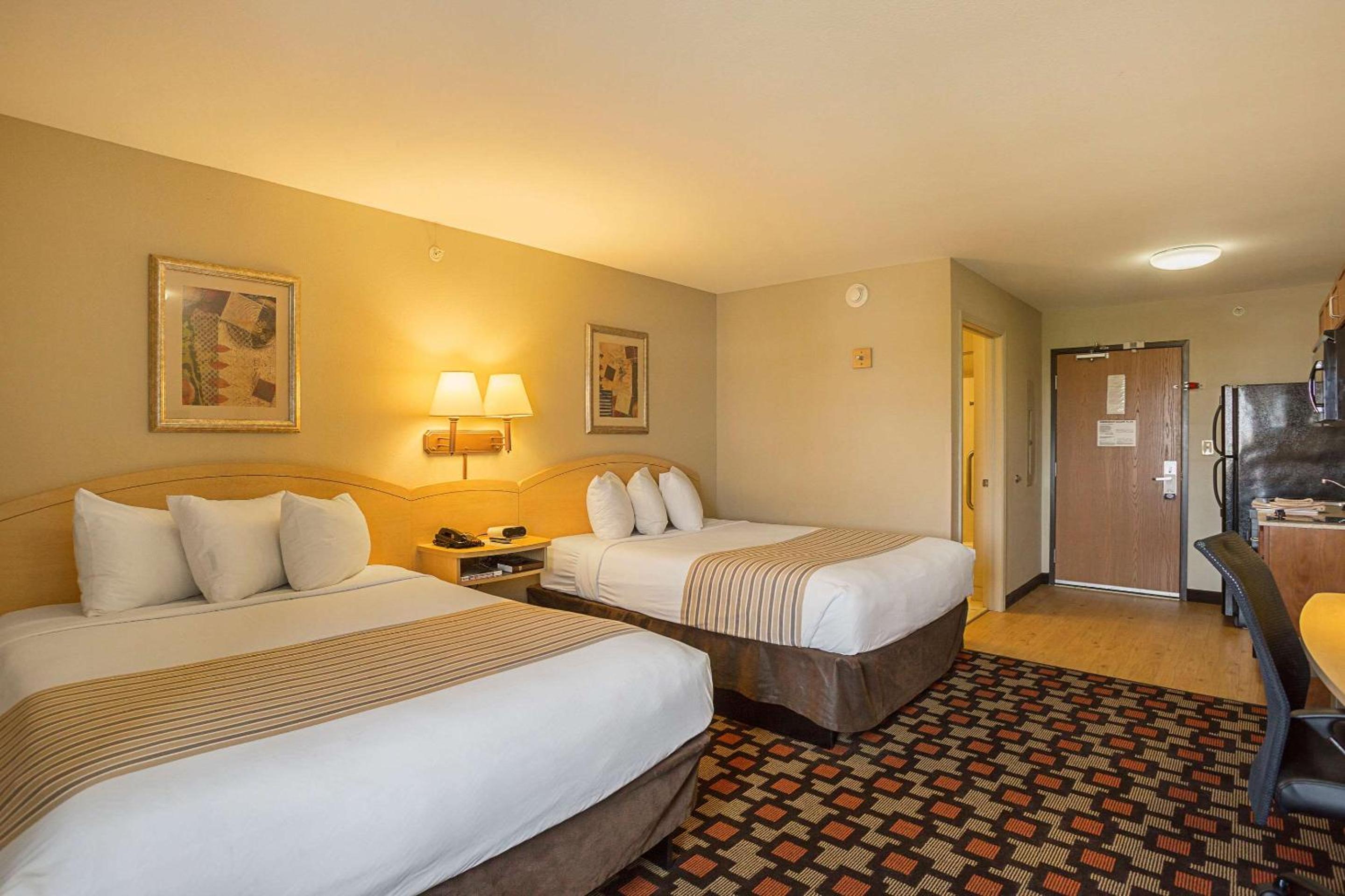 Queen Room with Two Queen Beds - Non-Smoking - Photo 3