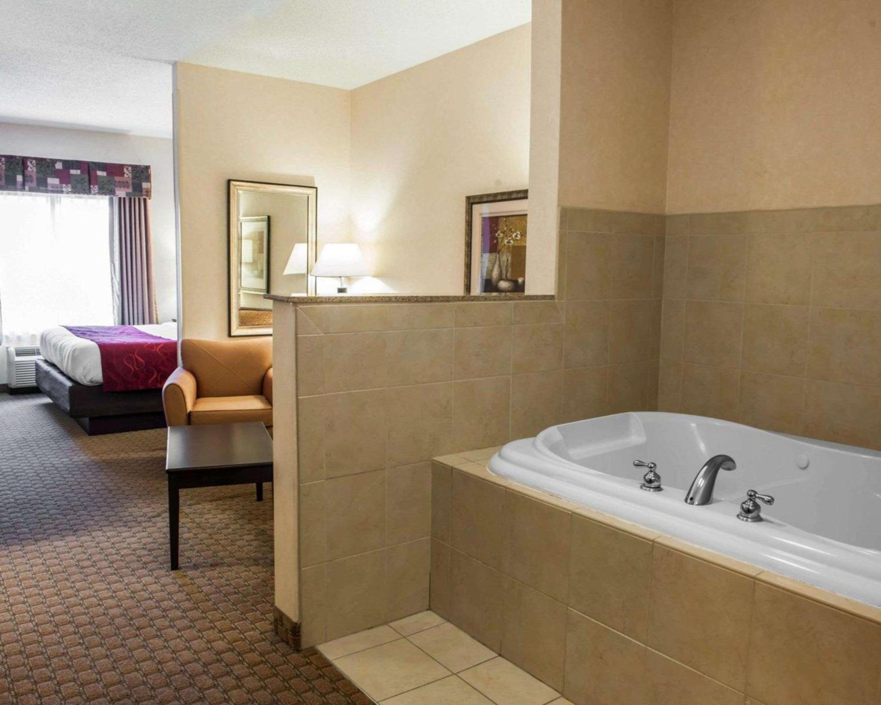 King Suite with Hot Tub - Non-Smoking
