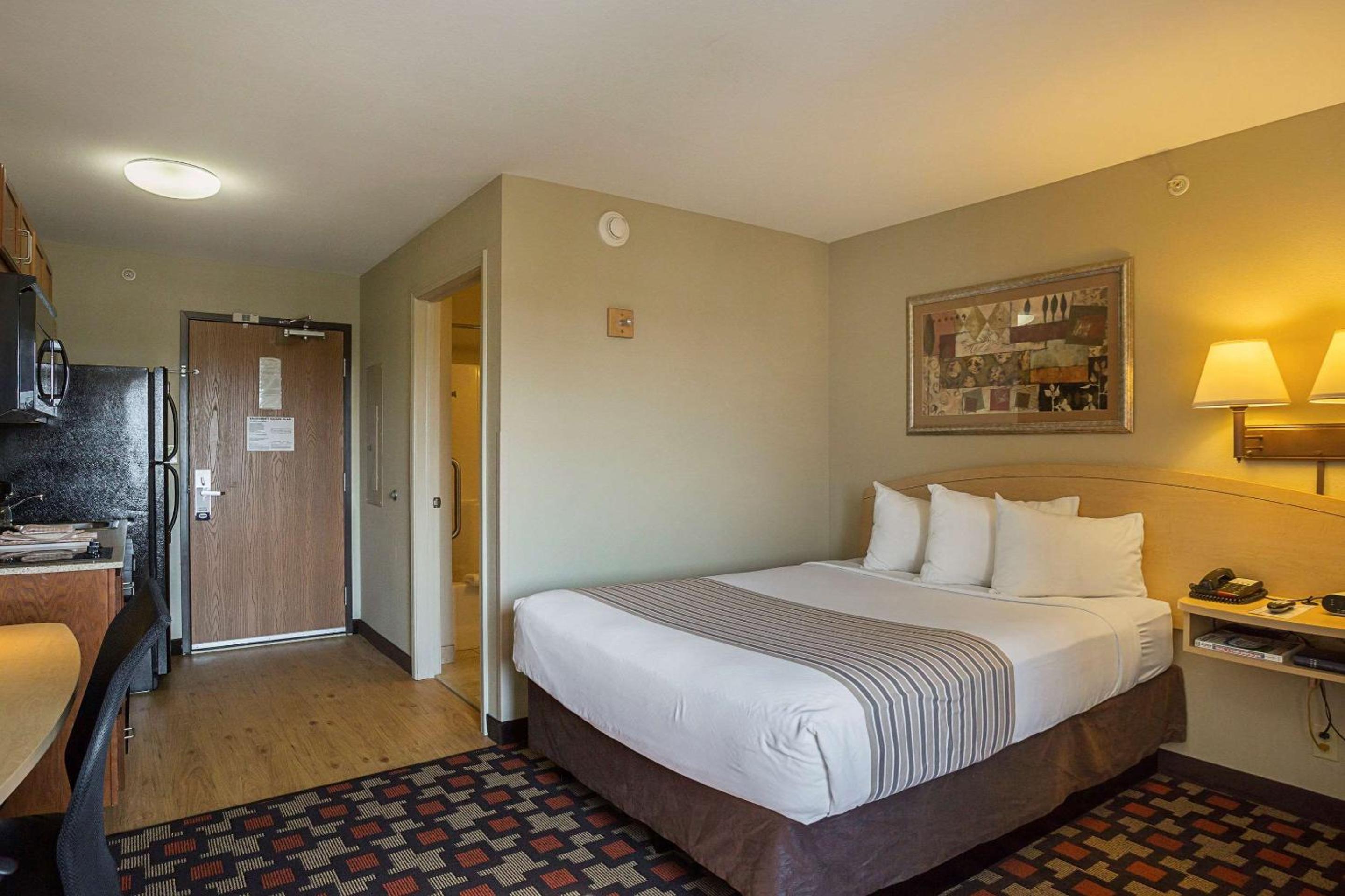 Queen Room with Two Queen Beds - Non-Smoking - Photo 4