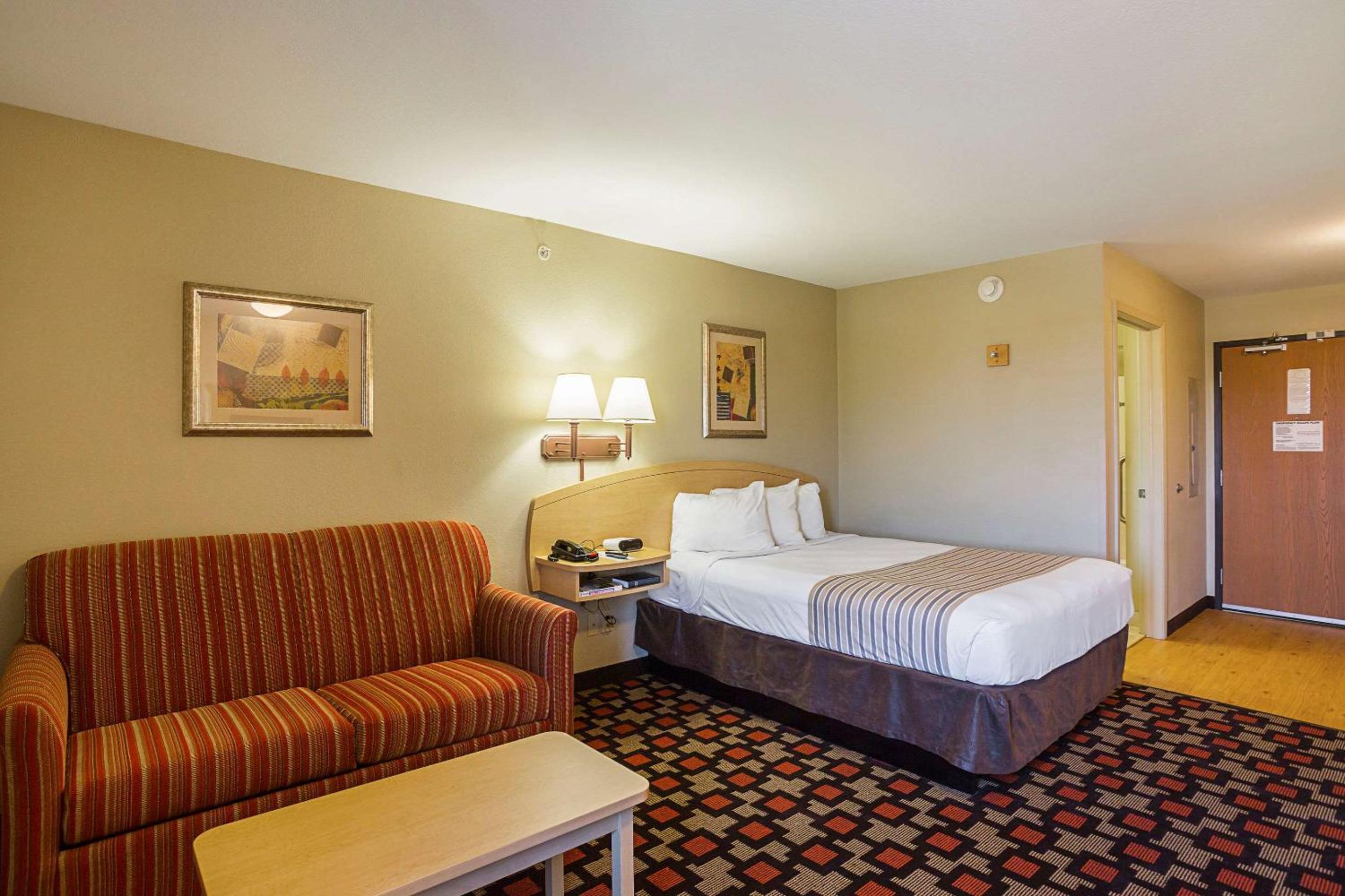 Queen Suite - Accessible/Non-Smoking - Photo 5