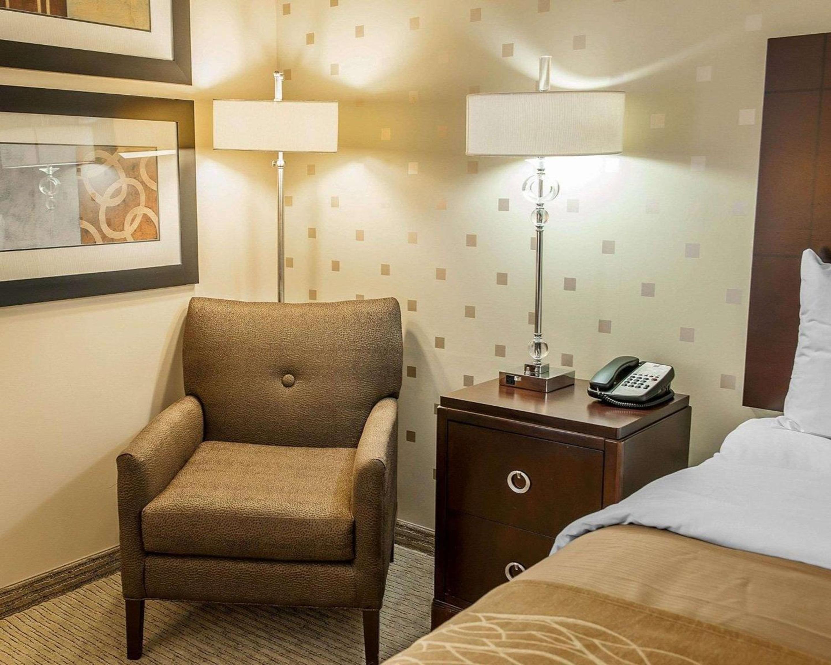 King Room - Non-Smoking - Photo 5