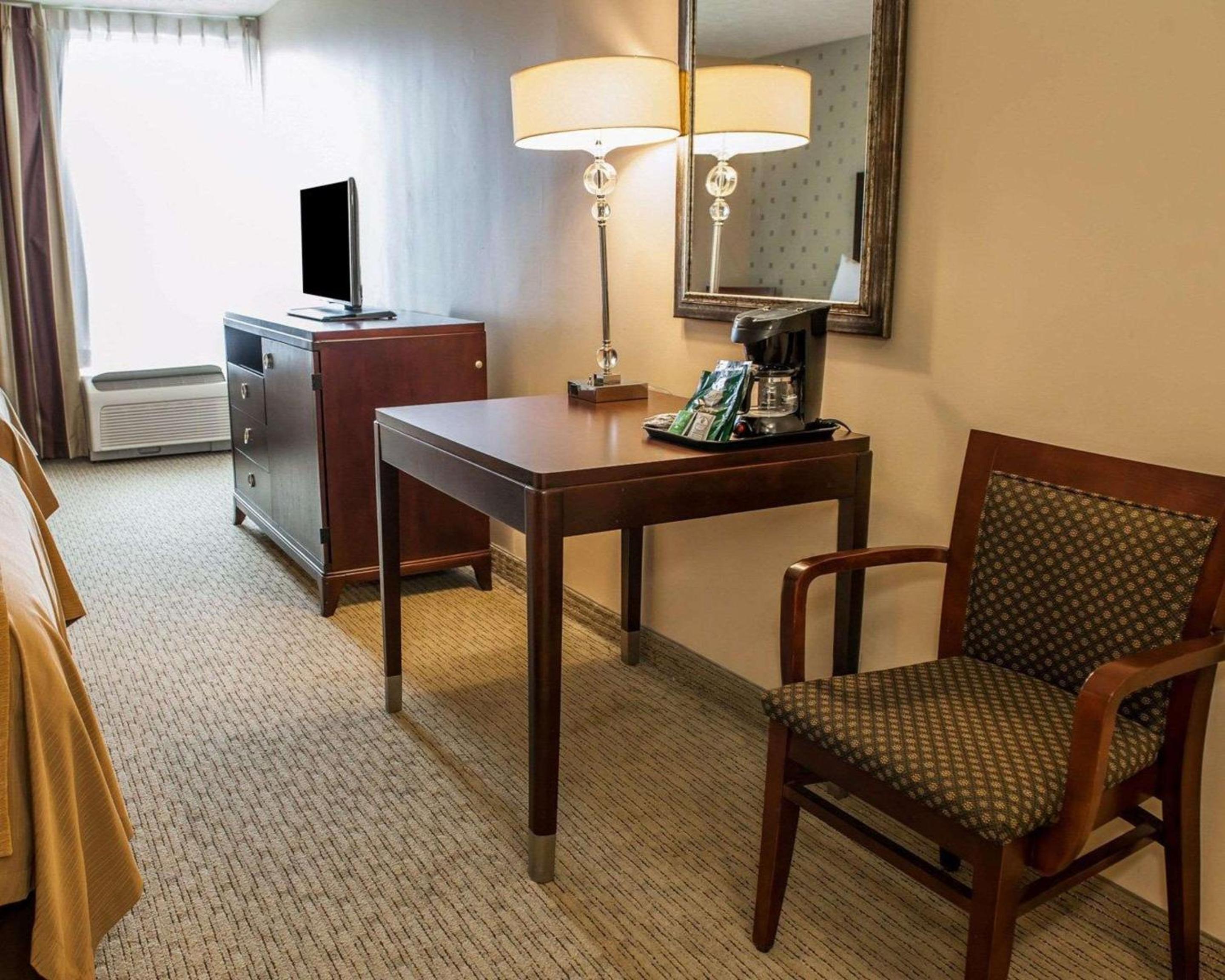 Queen Room with Two Queen Beds - Non-Smoking - Photo 4